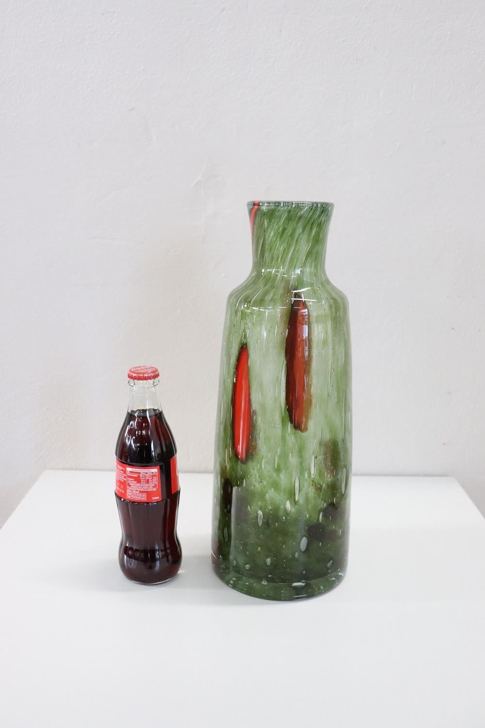 Vase aus raffiniertem Kunstglas, Italien, Produktion 1960er Jahre Murano. Nicht unterzeichnet. Hochwertiges, mundgeblasenes Glas in Grüntönen mit roten Verzierungen. Perfekte Bedingungen!