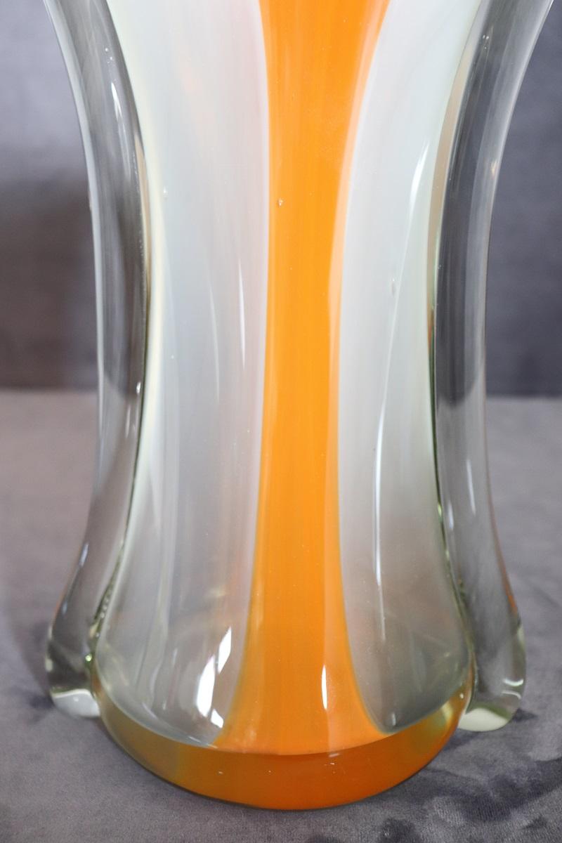 Grand vase italien en verre artistique de Murano du 20ème siècle, années 1960 en vente 2