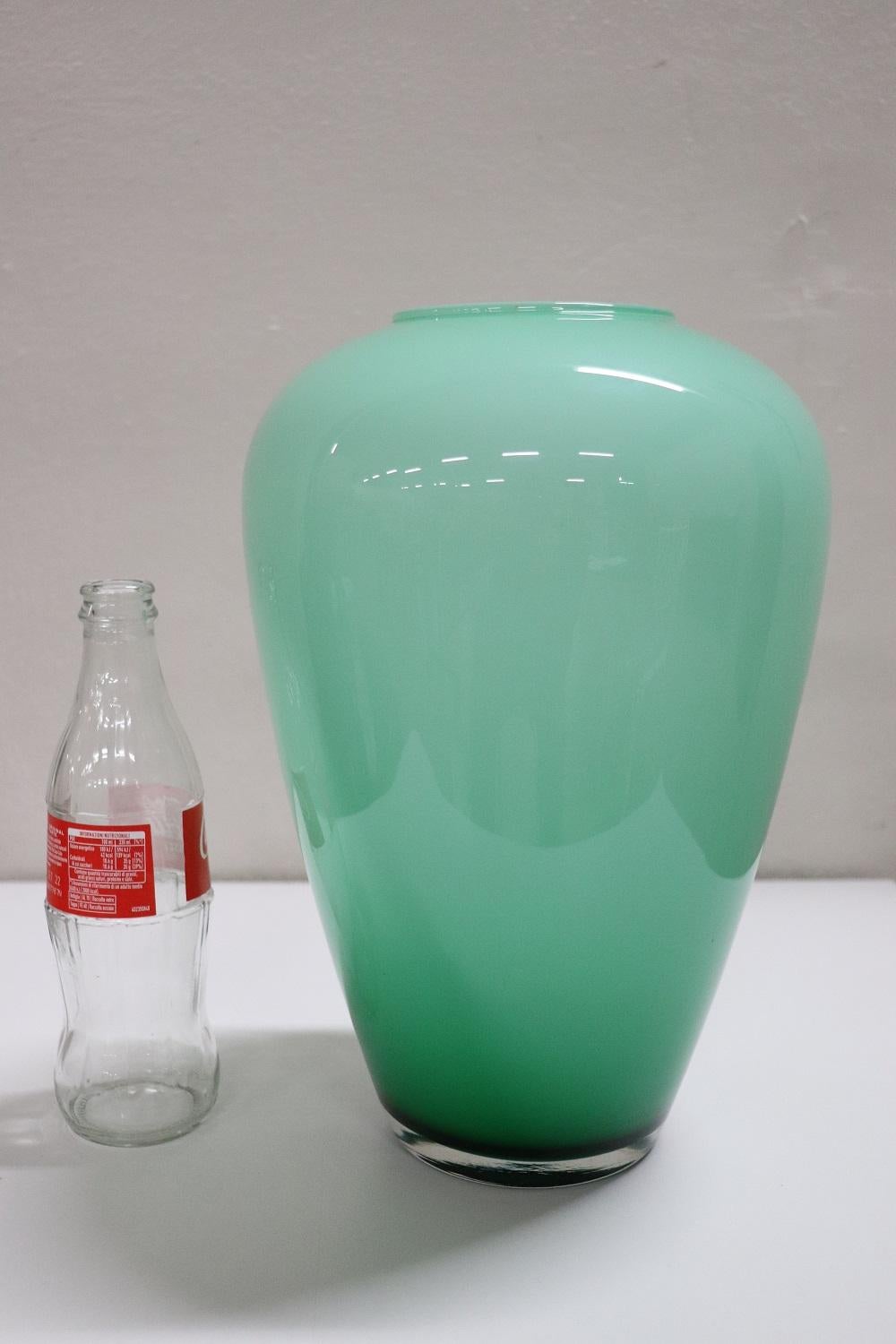 Vase en verre artistique raffiné, Italie, production des années 1970 Murano. Non signé. Verre soufflé à la bouche de haute qualité artistique dans les tons de vert. Ce vase a été fabriqué selon une technique particulière et est appelé 