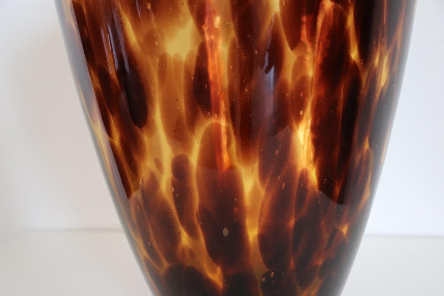 Grand vase d'art italien en verre de Murano du 20ème siècle, couleur œil de tigre en vente 3