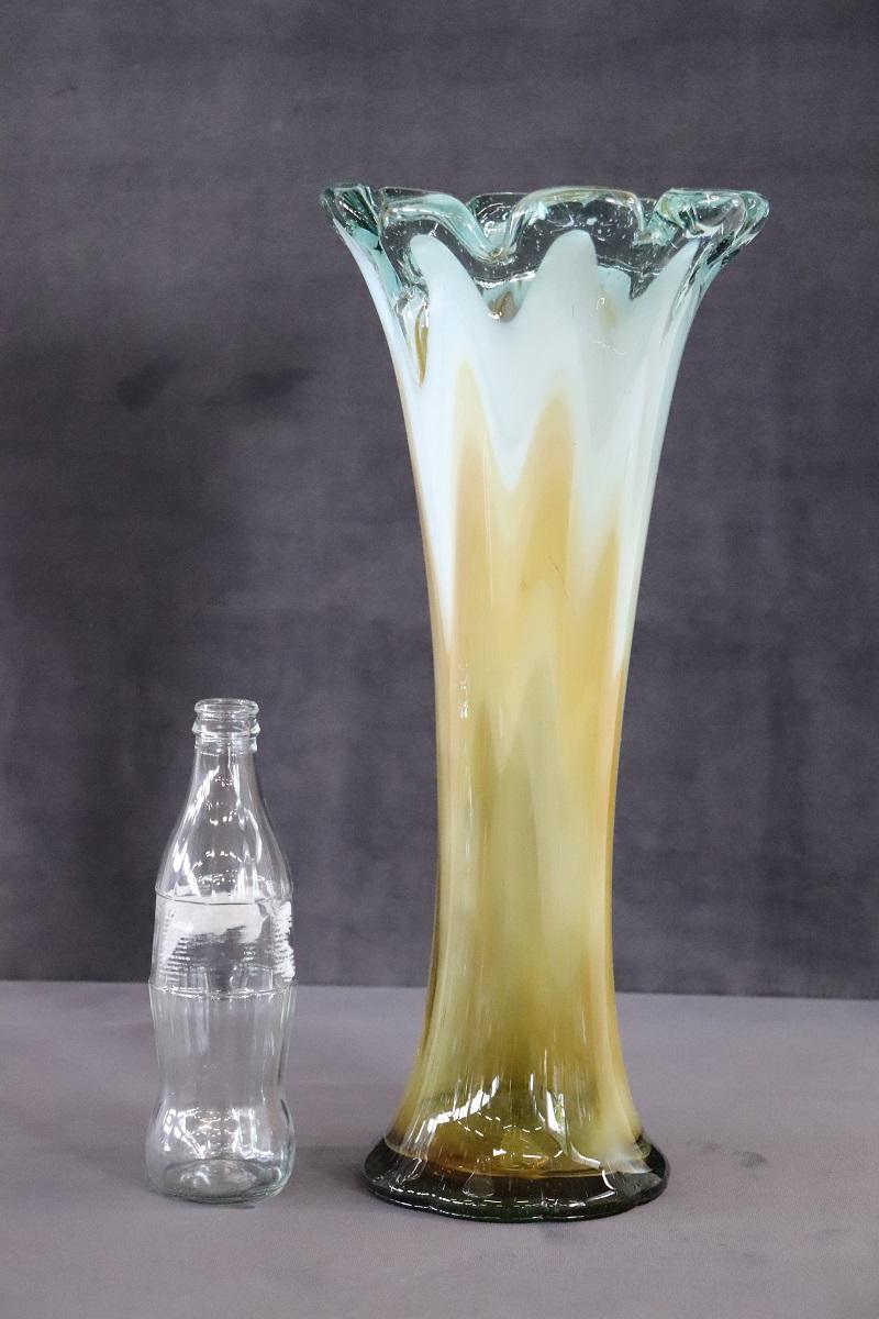 Grand vase italien raffiné en verre d'art de Murano, années 1960. Ce vase se caractérise par une forme particulière. Caractérisé par une couleur délicate et élégante qui part d'une couleur caramel dans la partie inférieure et s'estompe en un blanc
