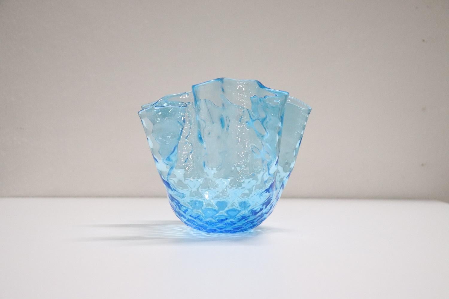 Italiano Vaso in vetro artistico di Murano del XX secolo, anni '50, modello a fazzoletto in vendita