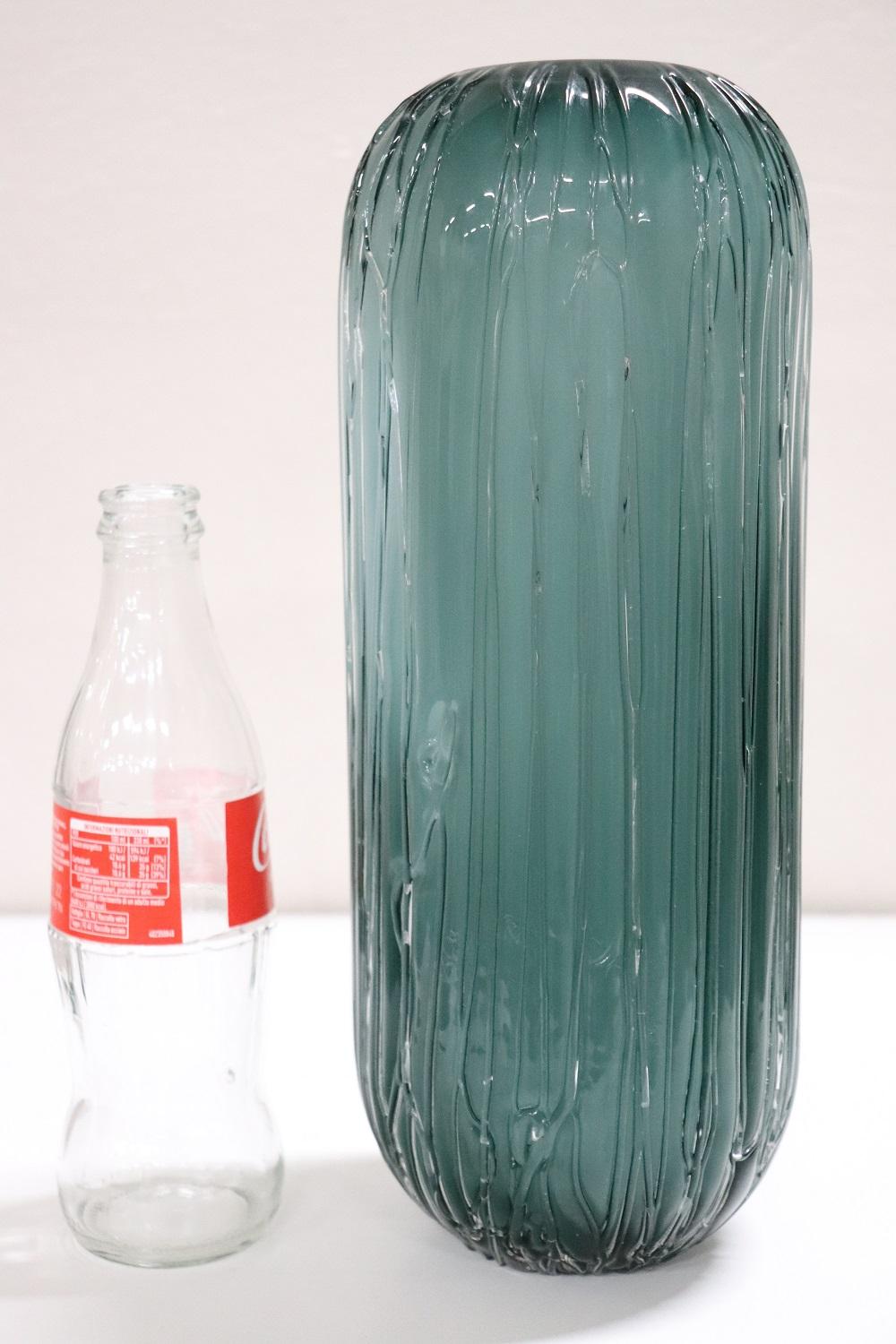 Vase en verre artistique raffiné, Italie, production 1970 Murano. Non signé. Verre soufflé à la main de haute qualité artistique dans des tons de vert décorés de gouttes en relief. Ce vase a été fabriqué avec une technique particulière et est appelé