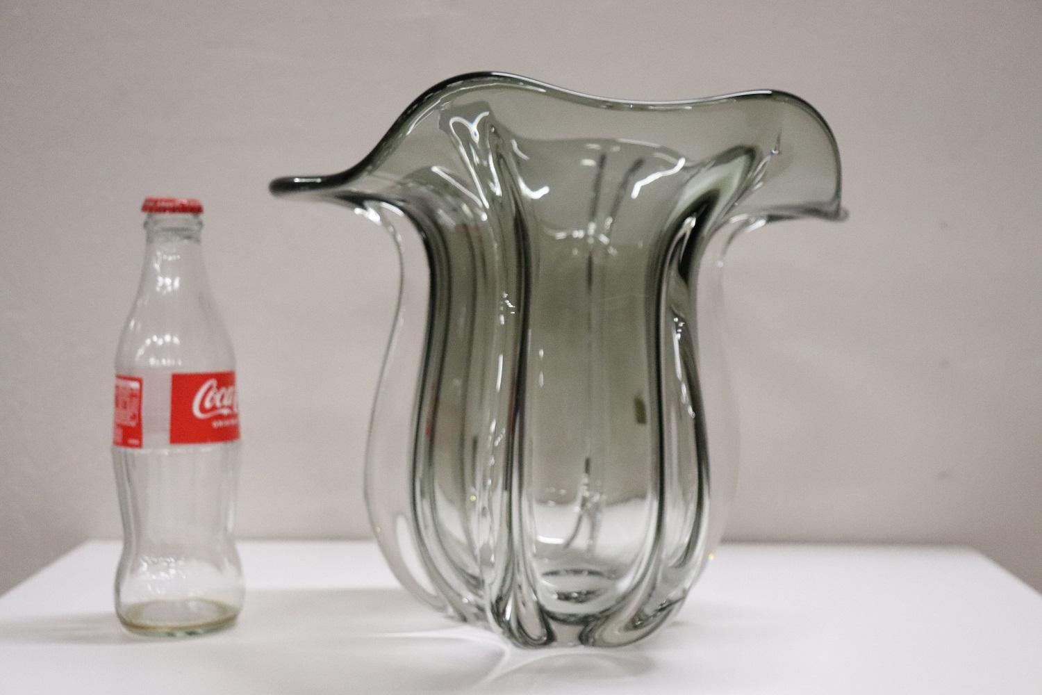 Vase aus raffiniertem Kunstglas, Italien, Produktion 1970er Jahre Murano. Nicht unterzeichnet. Es gibt ein kleines Originaletikett, aber ohne Schrift. Typisches Modell namens Tulpe aus raffiniertem, geräuchertem, transparentem Glas. Perfekte