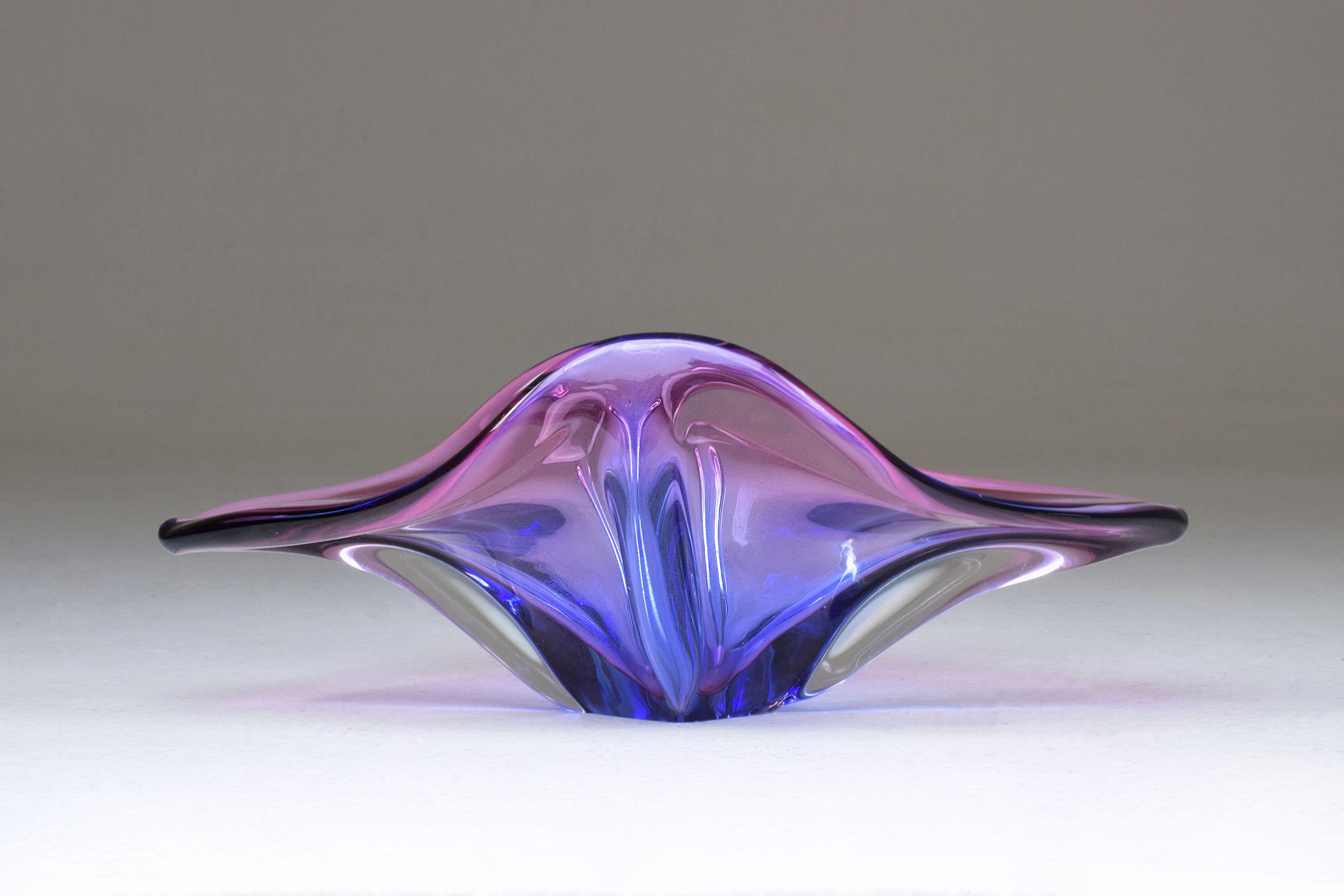 A beautiful Mid-Century Modern centerpiece bowl or art glass vase in the hand blown Sommerso technique of hues of pink and purple,
Italy, circa 1960s.

Spirit Gallery presents a harmonious mix of iconic and engaging 20th century pieces and