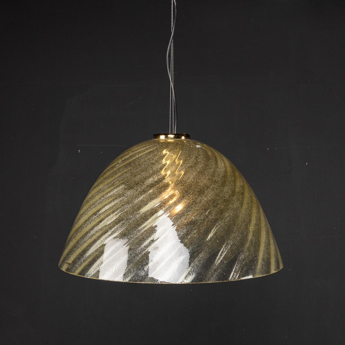 Lampe suspendue en verre Murano du milieu du 20e siècle, avec armatures en laiton. Cette lampe a été créée dans les années 1970. Deux disponibles en stock.

CONDITION
En très bon état - usure due à l'âge.

TAILLE
Hauteur : 35cm
Diamètre : 48 cm