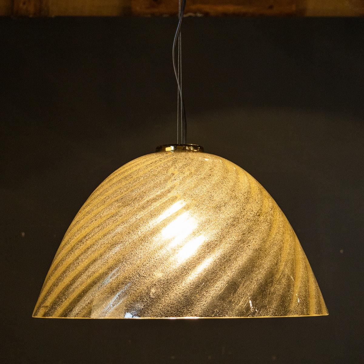 Italiano Lampada a sospensione a forma di ciotola in vetro di Murano del XX secolo di Avmazzega, 1970 ca. in vendita