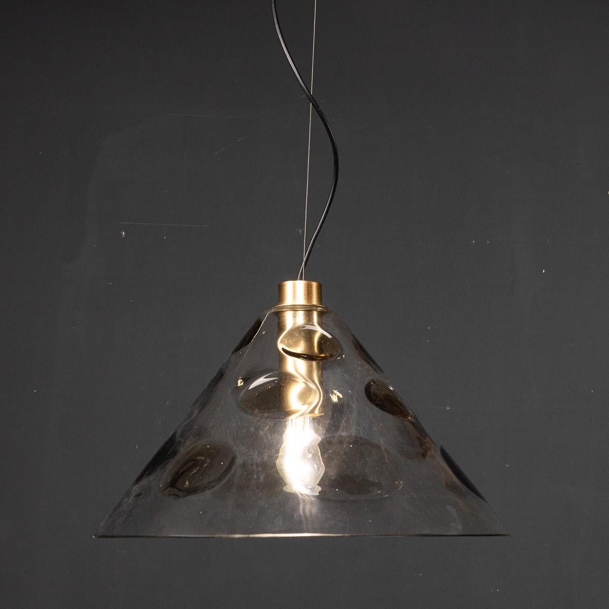 Lampe suspendue en verre Murano à pois, avec accessoires en laiton, datant du milieu du 20e siècle. Cette lampe a été créée dans les années 1970.

CONDITION
En très bon état - usure due à l'âge.

TAILLE
Hauteur : 32cm
Diamètre : 40 cm