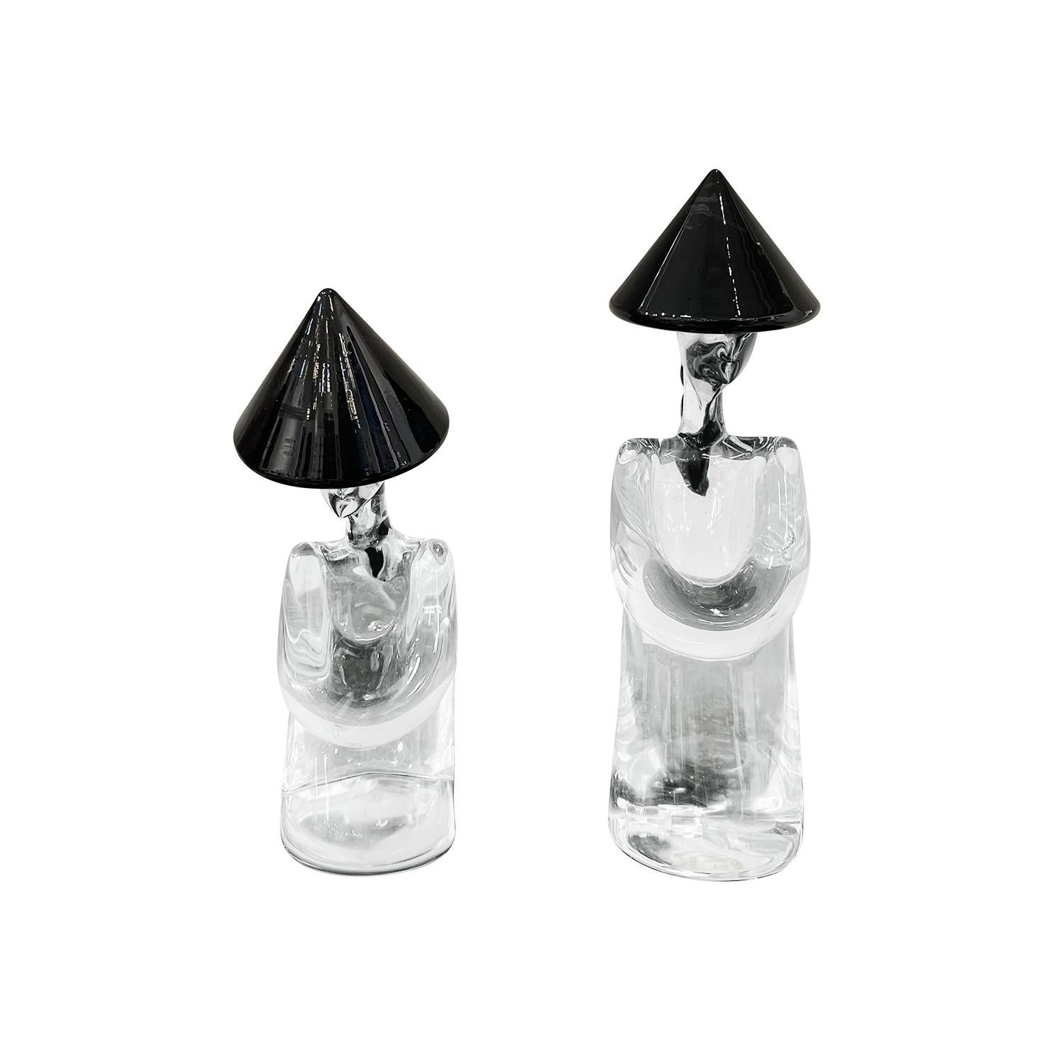 A vintage Mid-Century modern Italian pair of small Japanese farmers with a large black hat made of hand blown colored Murano Sommerso glass, designed and produced by Archimede Seguso in good condition. The detailed décor pieces represent a woman and