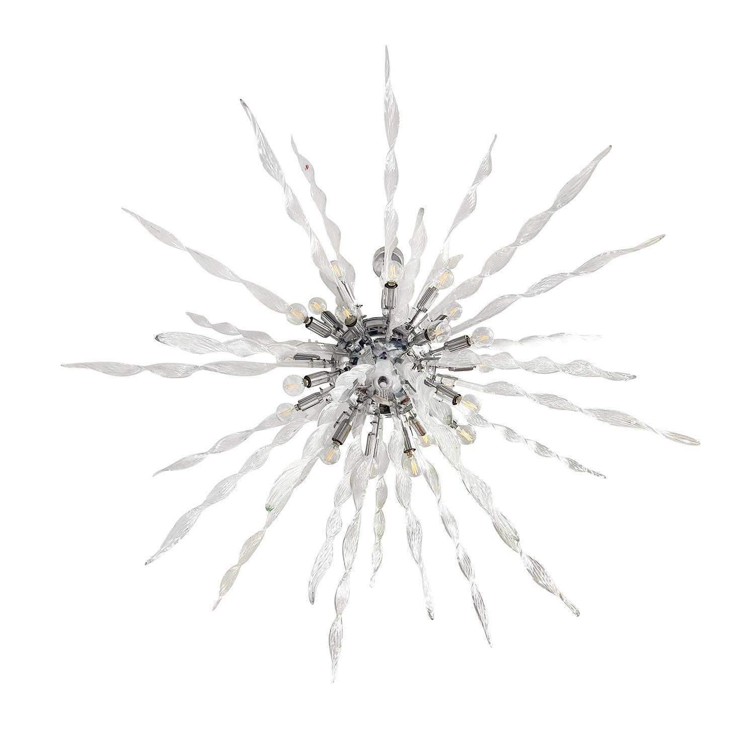 Lustre Sputnik italien clair et moderne du milieu du siècle, pendentif en verre de Murano soufflé à la main dans le style de Barovier&Toso, en bon état. Chaque rayon de verre est arrêté par la base ronde chromée, le cadre. Le plafonnier, la lampe