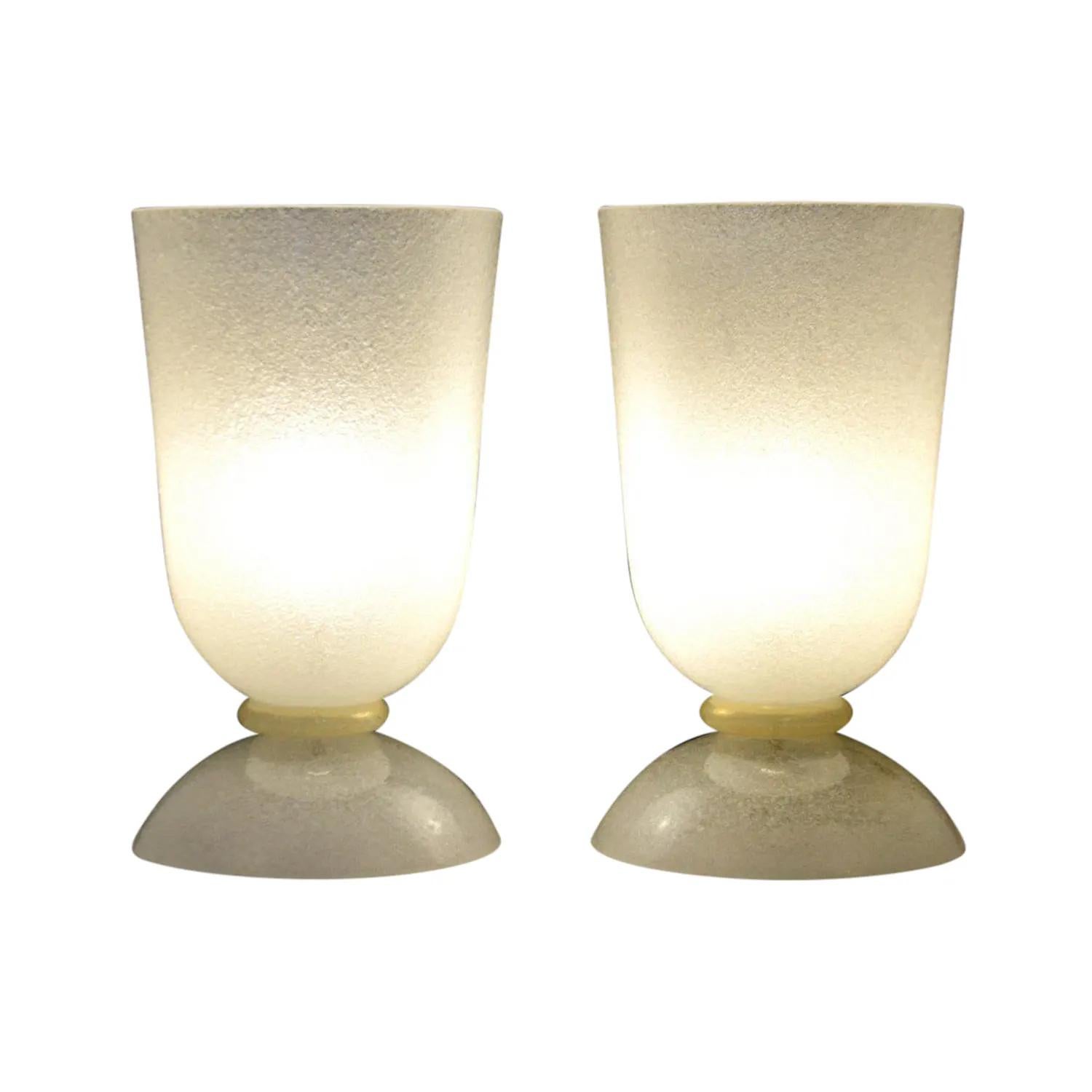 A vintage Mid-Century Modern Italian pair of Scavo table lamps made of hand blown Murano glass, enhanced by a detailed yellow-white ring in the style of Alfredo Barbini, in good condition. The smoked desk lights are in the shape of a vase, featuring