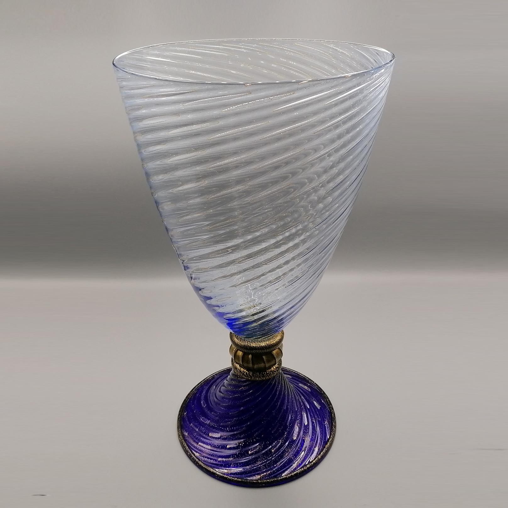 italienische Muranoglasvase aus dem 20

Glasvase, hergestellt in Murano - Venedig - Italien von der Manufaktur Gabbiani.
Der Sockel ist dunkelblau mit einigen eingefügten Plättchen aus reinem Gold, während der Stiel fast ganz aus Gold besteht und