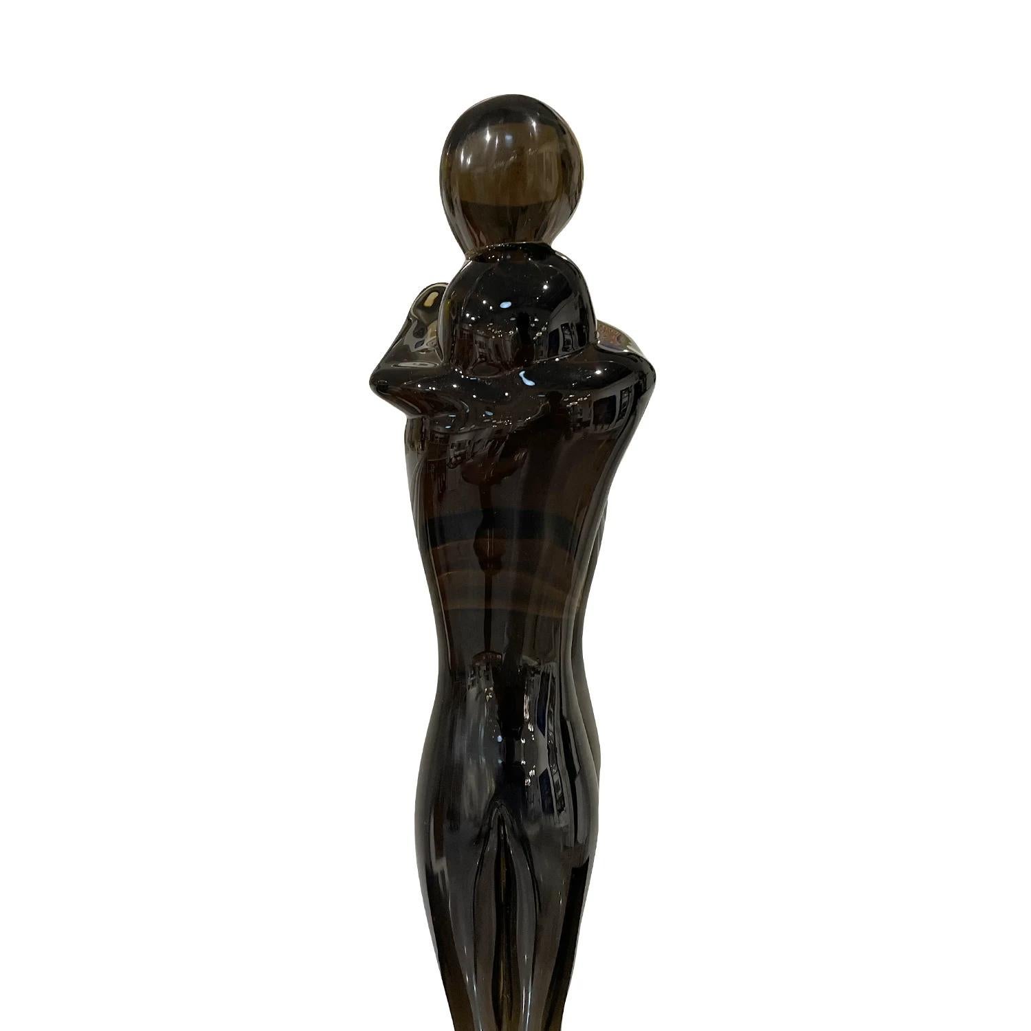 Hand-Crafted 20th Century Italian Murano Sculpture of a Loving Couple by Pino Signoretto For Sale