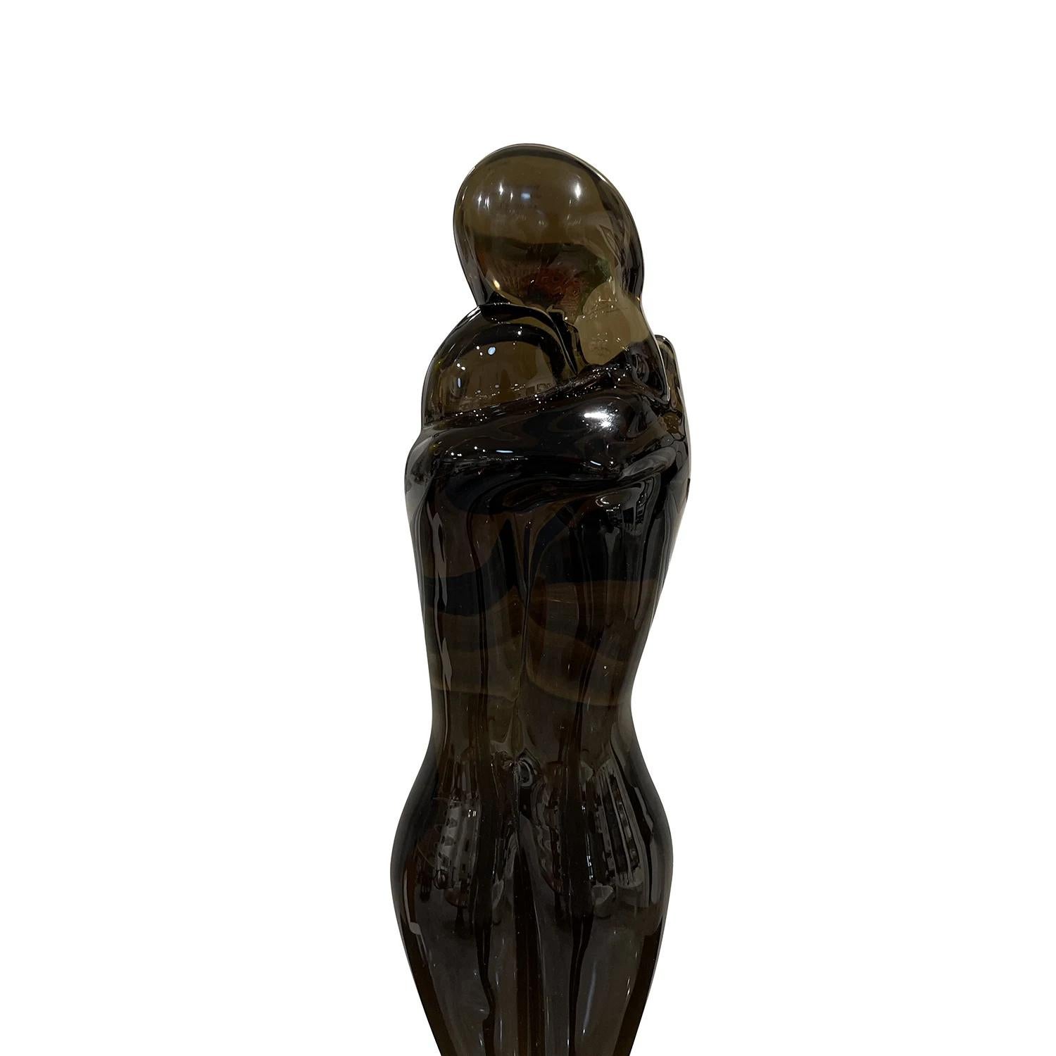 20th Century Italian Murano Sculpture of a Loving Couple by Pino Signoretto In Good Condition For Sale In West Palm Beach, FL