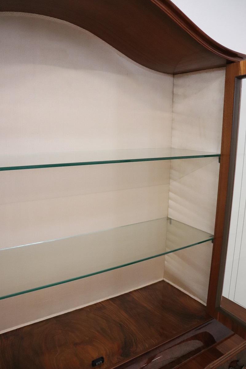 Vitrina de estilo neoclásico italiano del siglo XX Nogal en venta