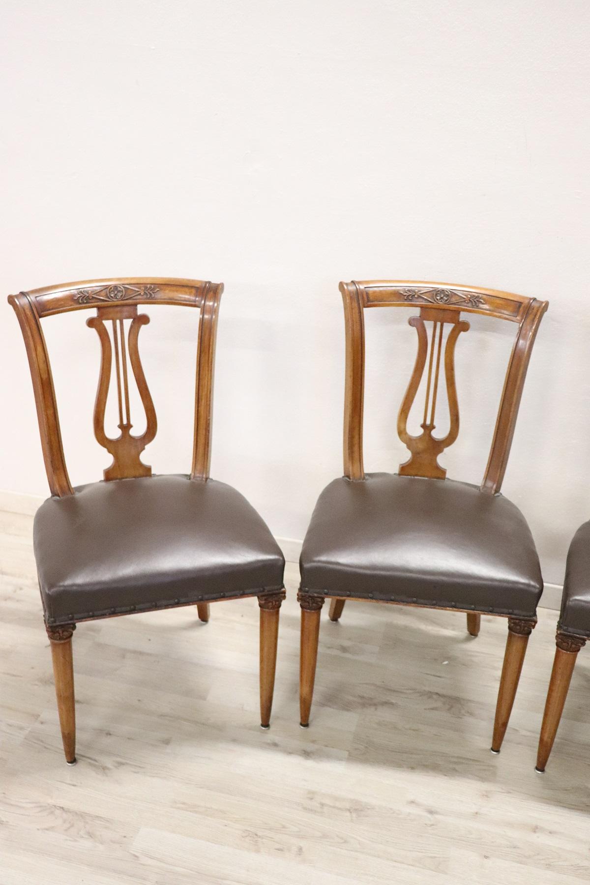 Impressive 20th century Italian neoclassical style walnut carved dining room set of six chairs
The chairs made in walnut with important capitals carved with acanthus leaves. The chairs with brown leather seatback with a lyre pattern are also