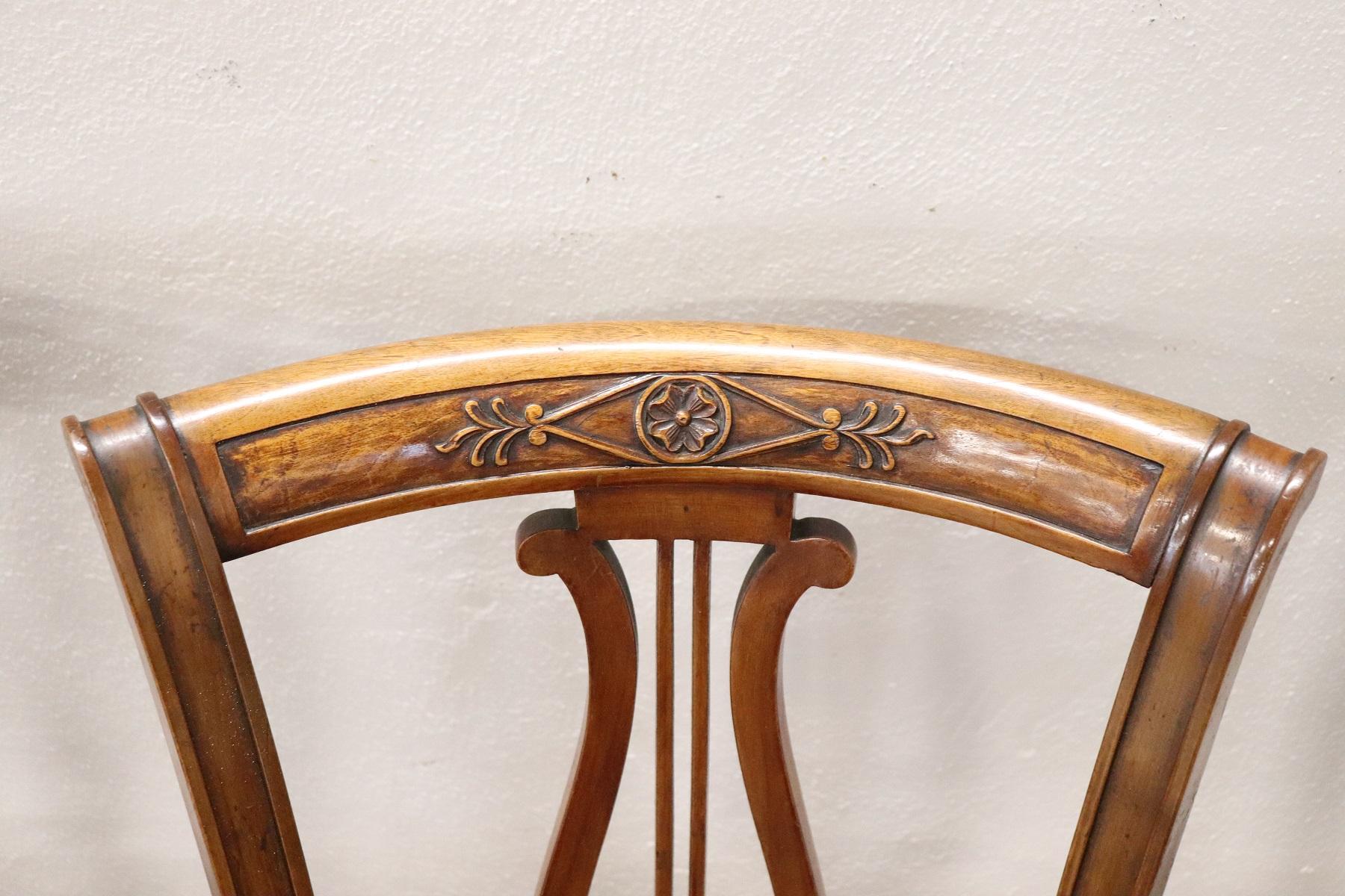 20th Century Italian Neoclassical Style Walnut Carved Set of Six Chairs (Italienisch)
