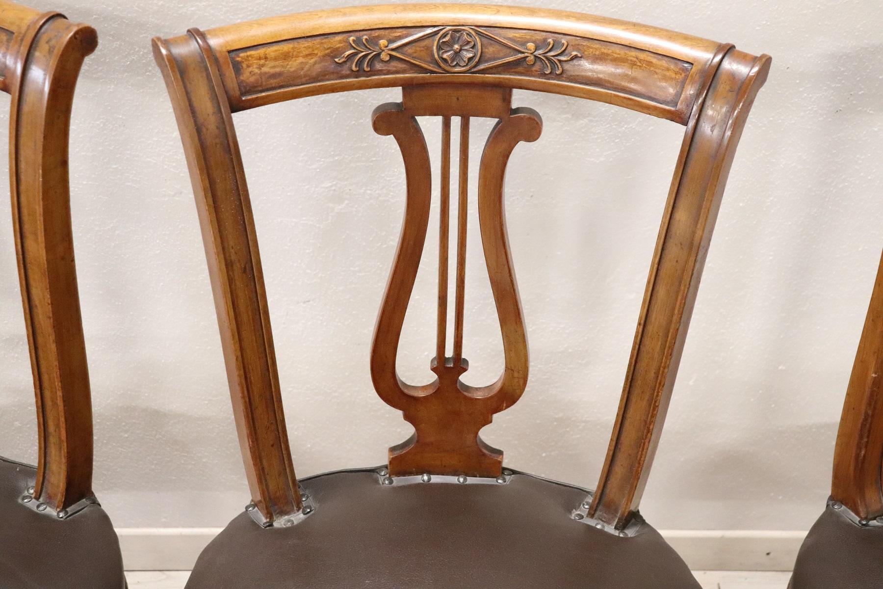 20th Century Italian Neoclassical Style Walnut Carved Set of Six Chairs (Geschnitzt)
