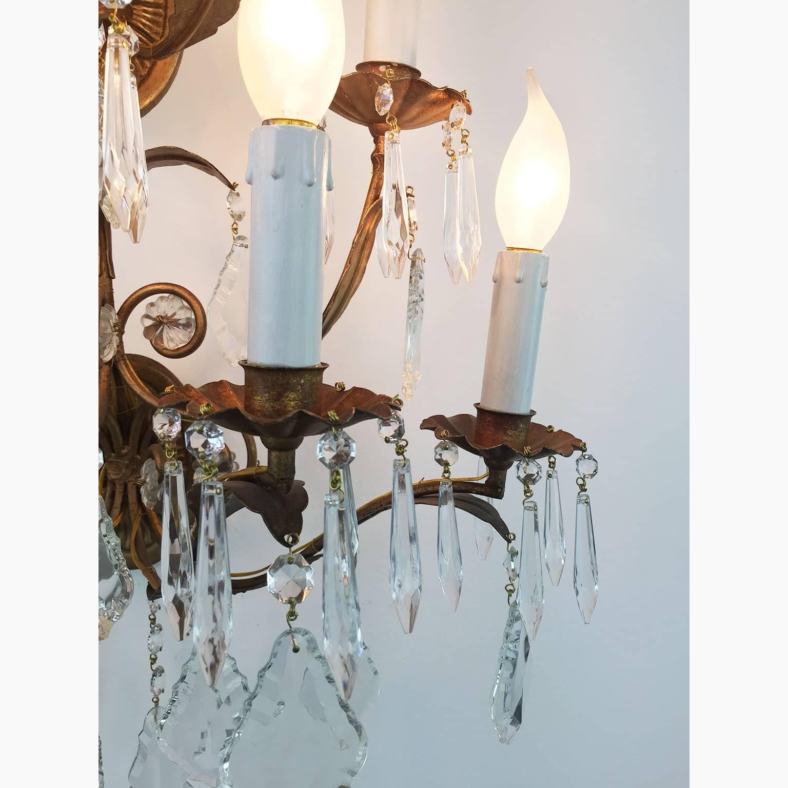 20th Century Italian Nine-Light Pyramidal Gilt Sconce with Crystals In Good Condition For Sale In Milan, IT