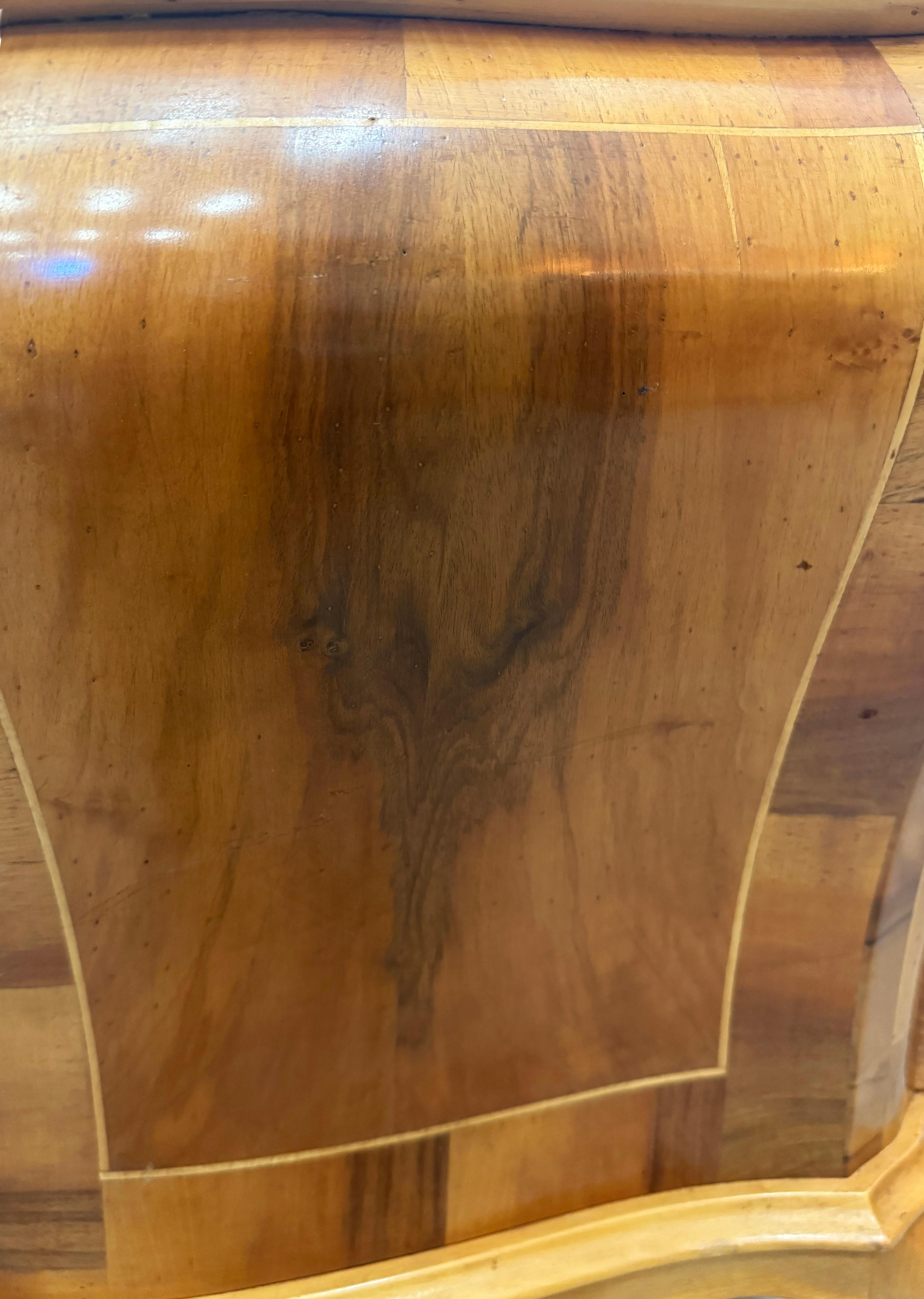 Cómoda de madera de olivo italiana del siglo XX en venta 4
