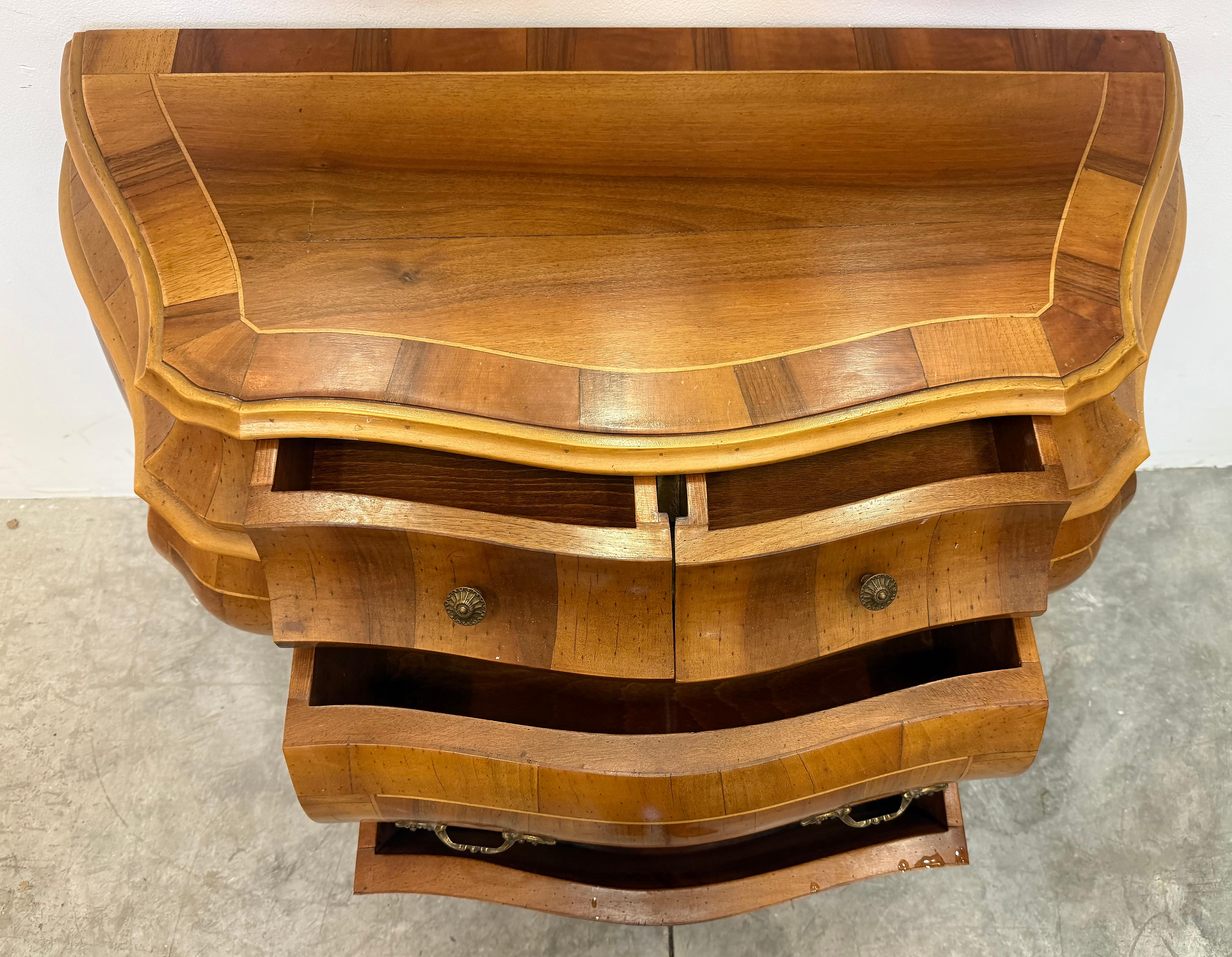 Cómoda de madera de olivo italiana del siglo XX en venta 5