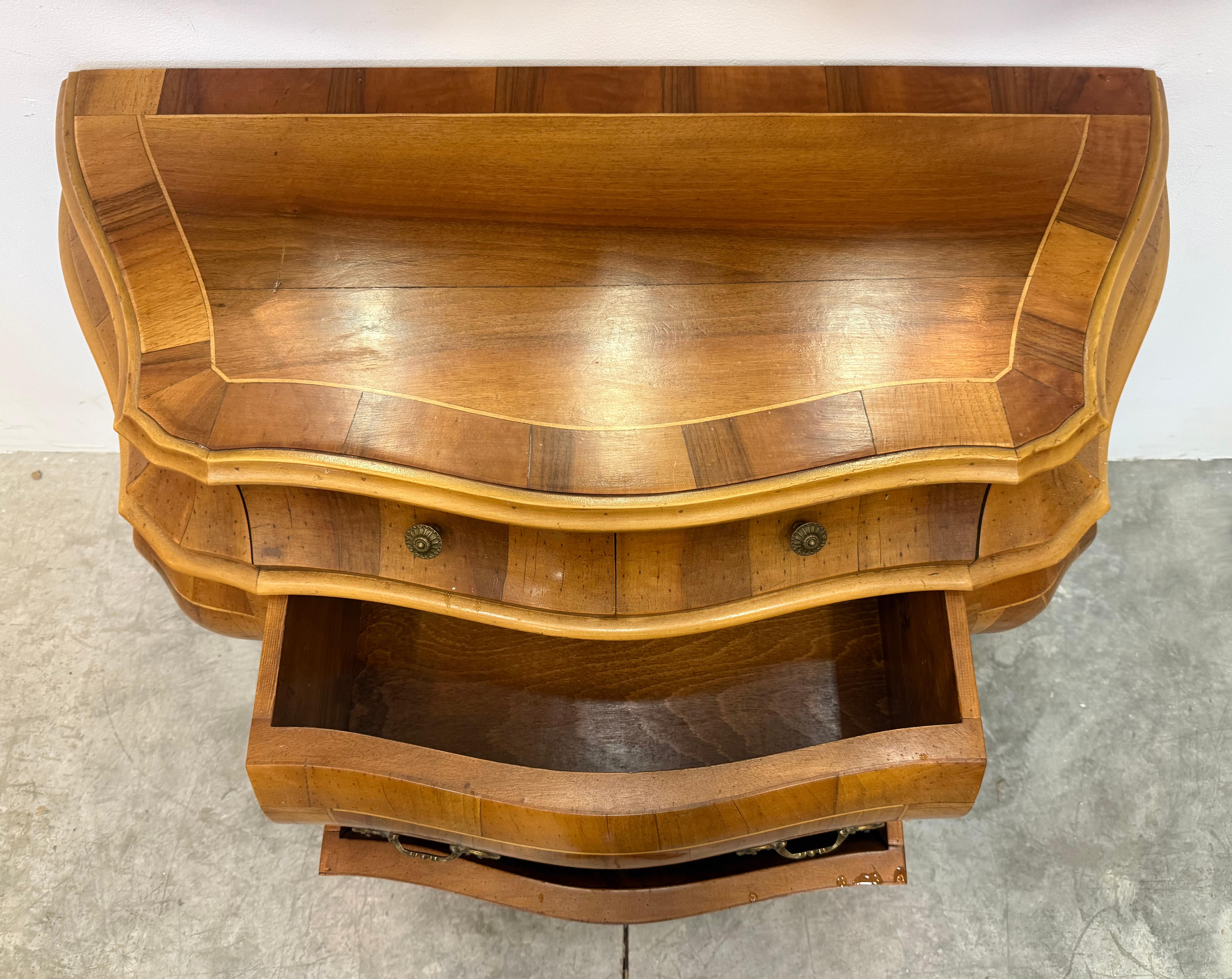 Cómoda de madera de olivo italiana del siglo XX en venta 7