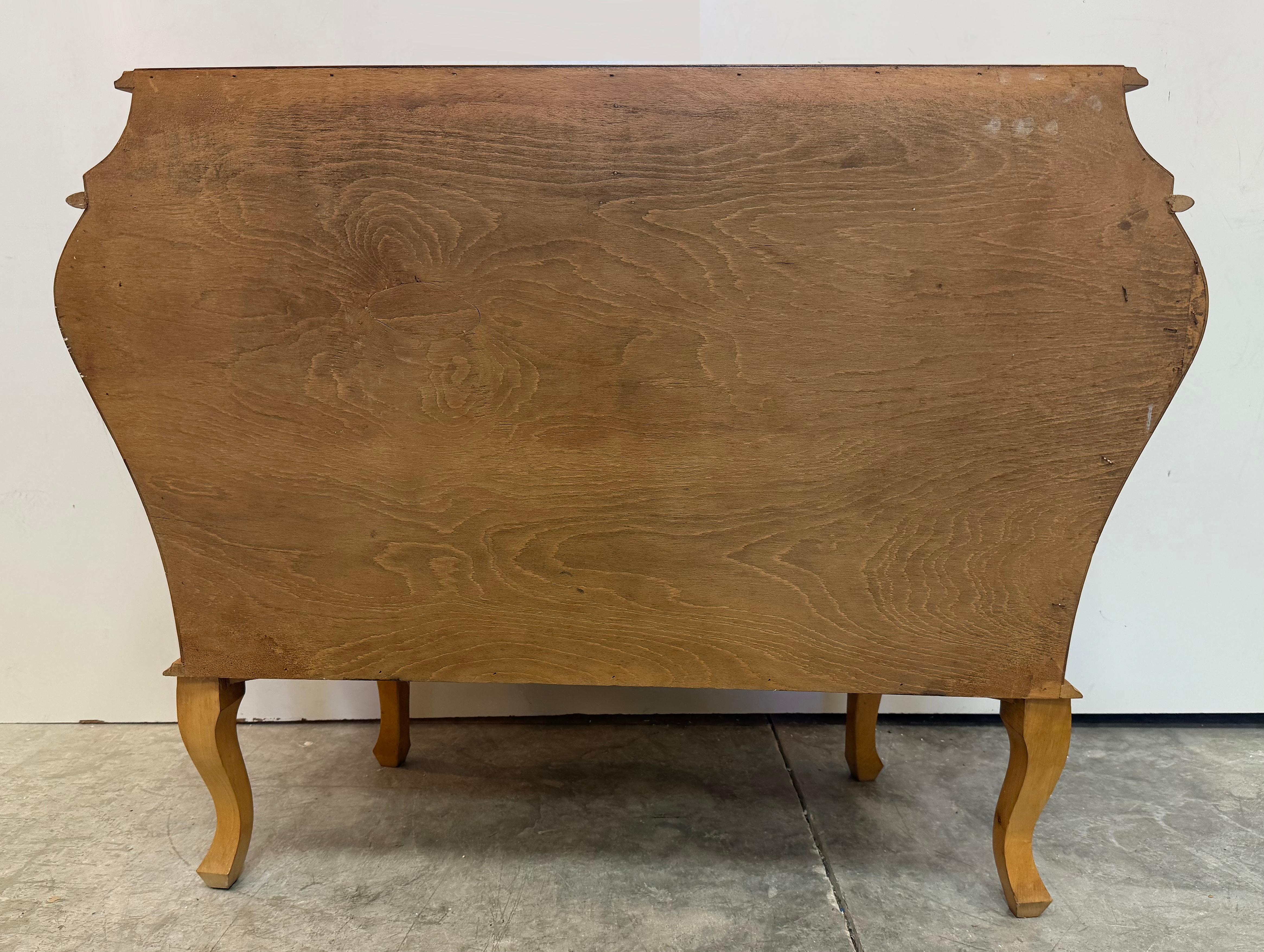 Cómoda de madera de olivo italiana del siglo XX en venta 9