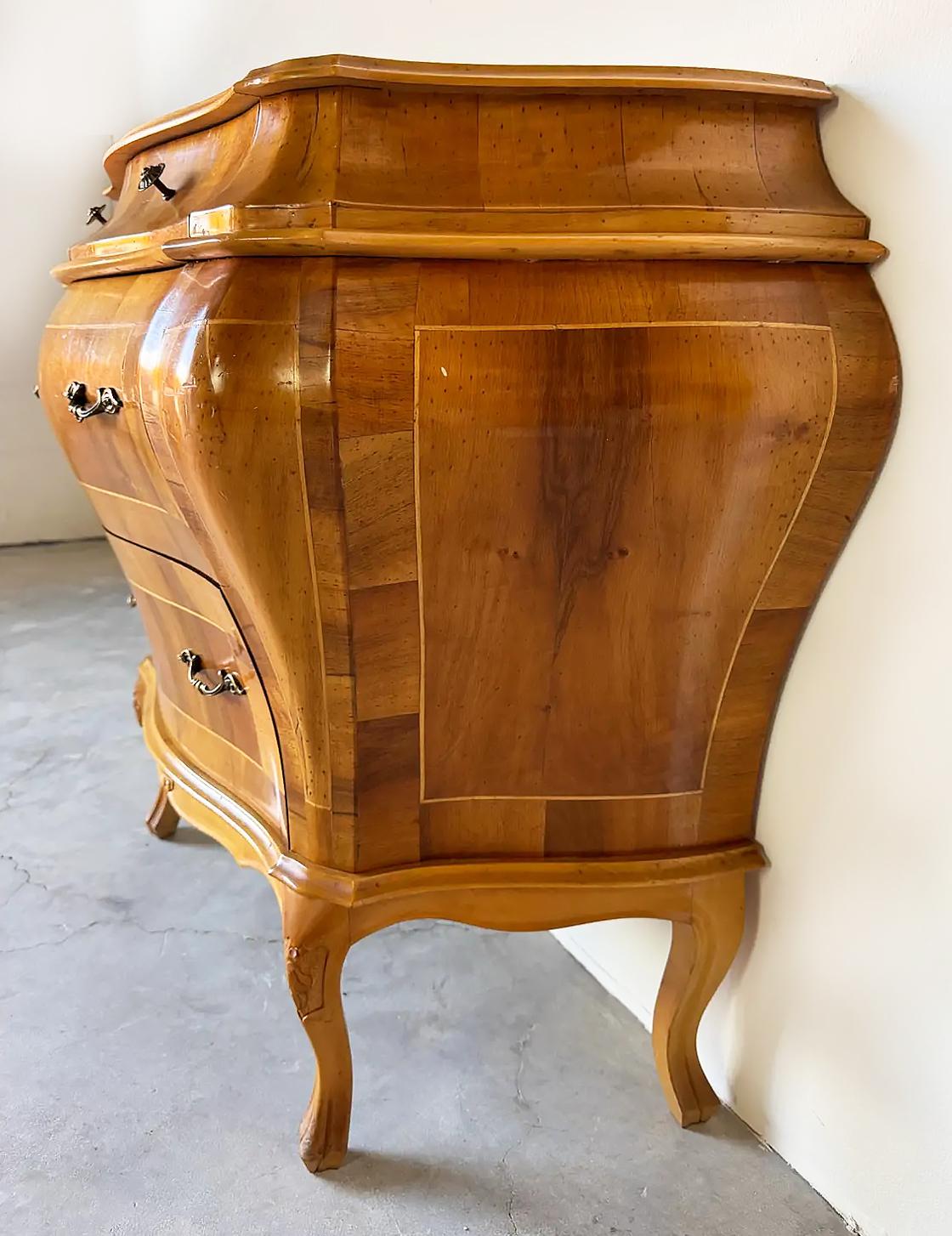 Cómoda italiana del siglo XX de madera de olivo con forma de bomba

Se ofrece a la venta una elegante cómoda bombe italiana del siglo XX creada con madera de olivo de veteado audaz y variado, con laterales y frente curvados en forma de serpiente.