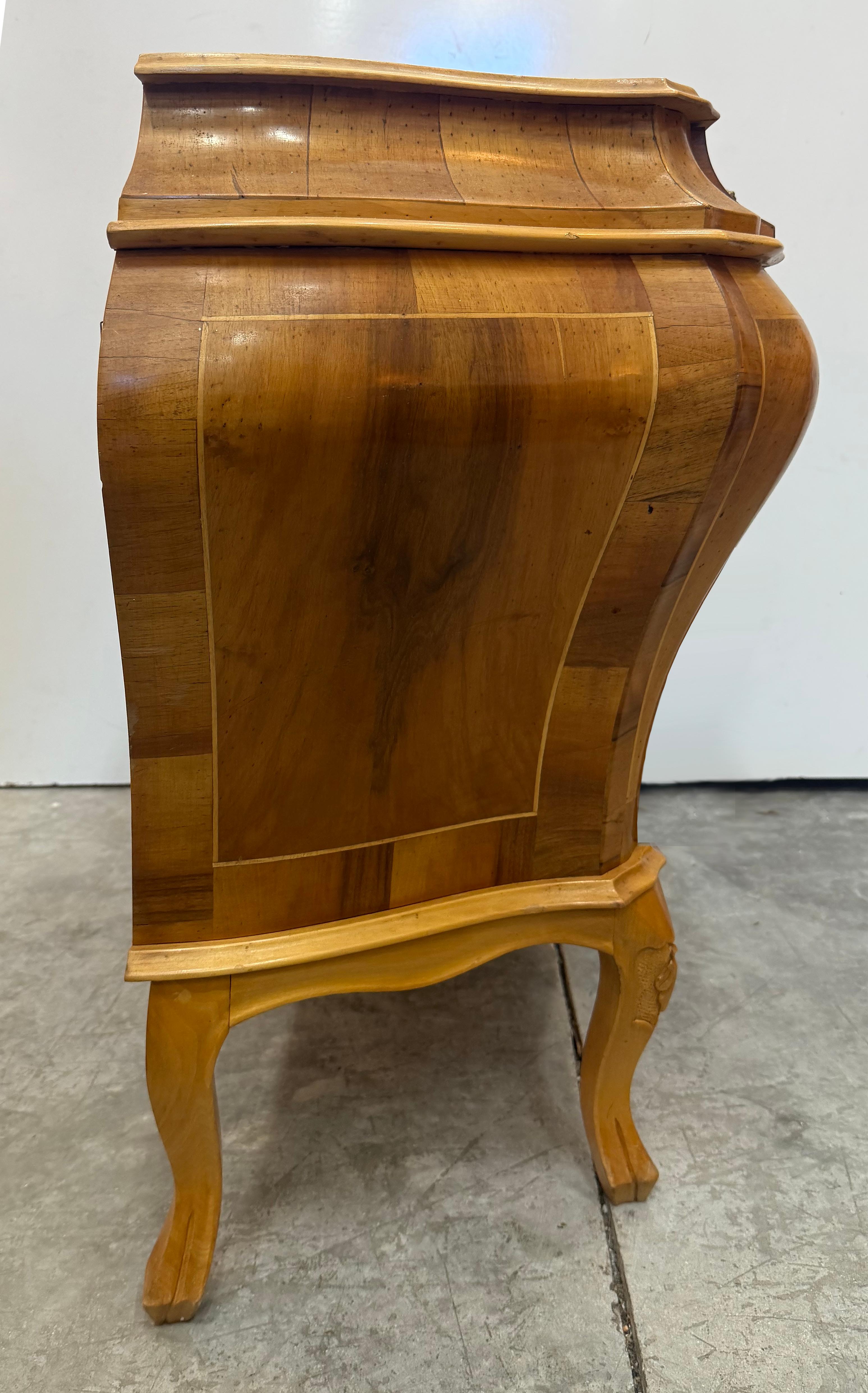 Cómoda de madera de olivo italiana del siglo XX Renacimiento rococó en venta