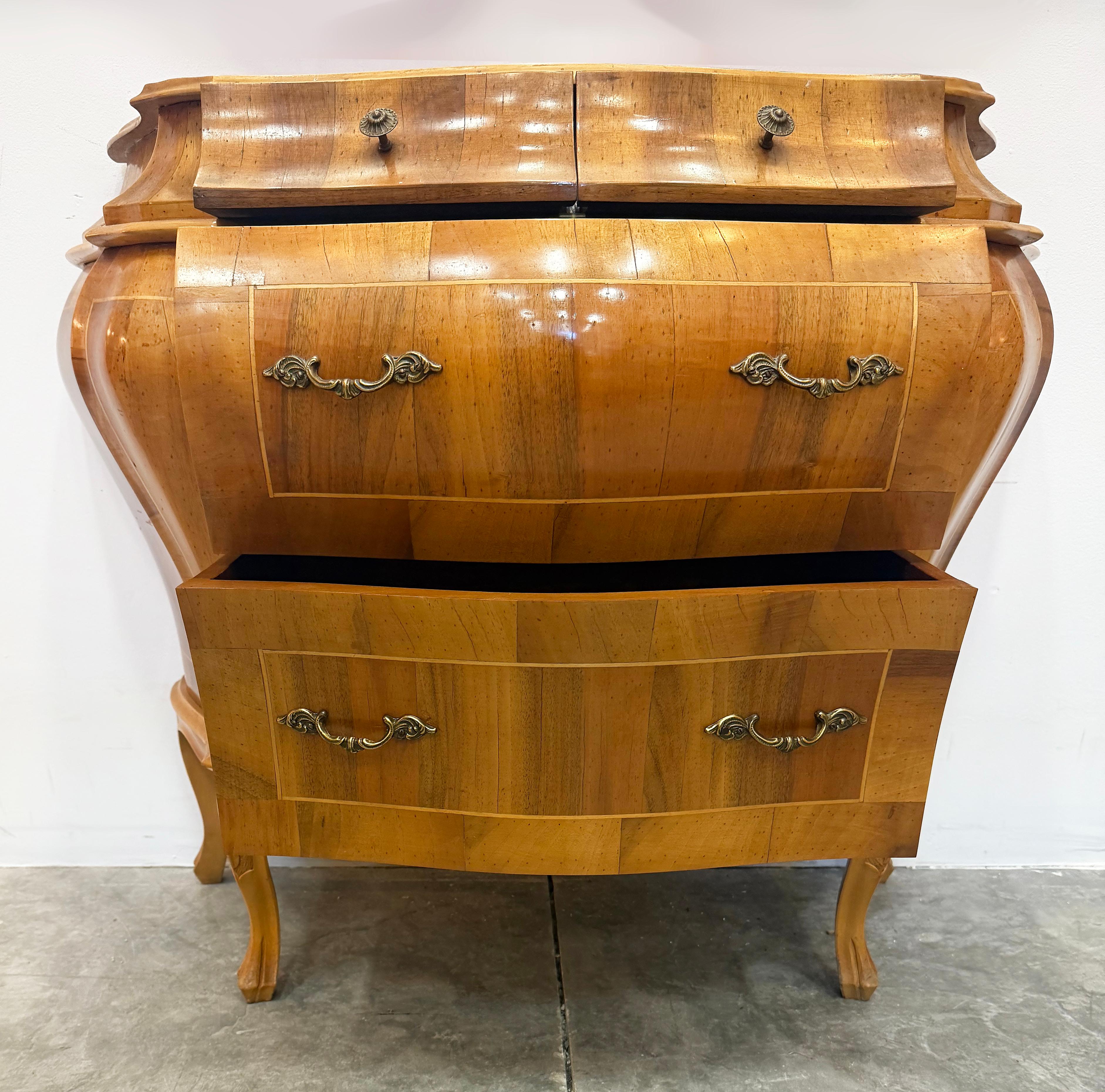Cómoda de madera de olivo italiana del siglo XX Italiano en venta