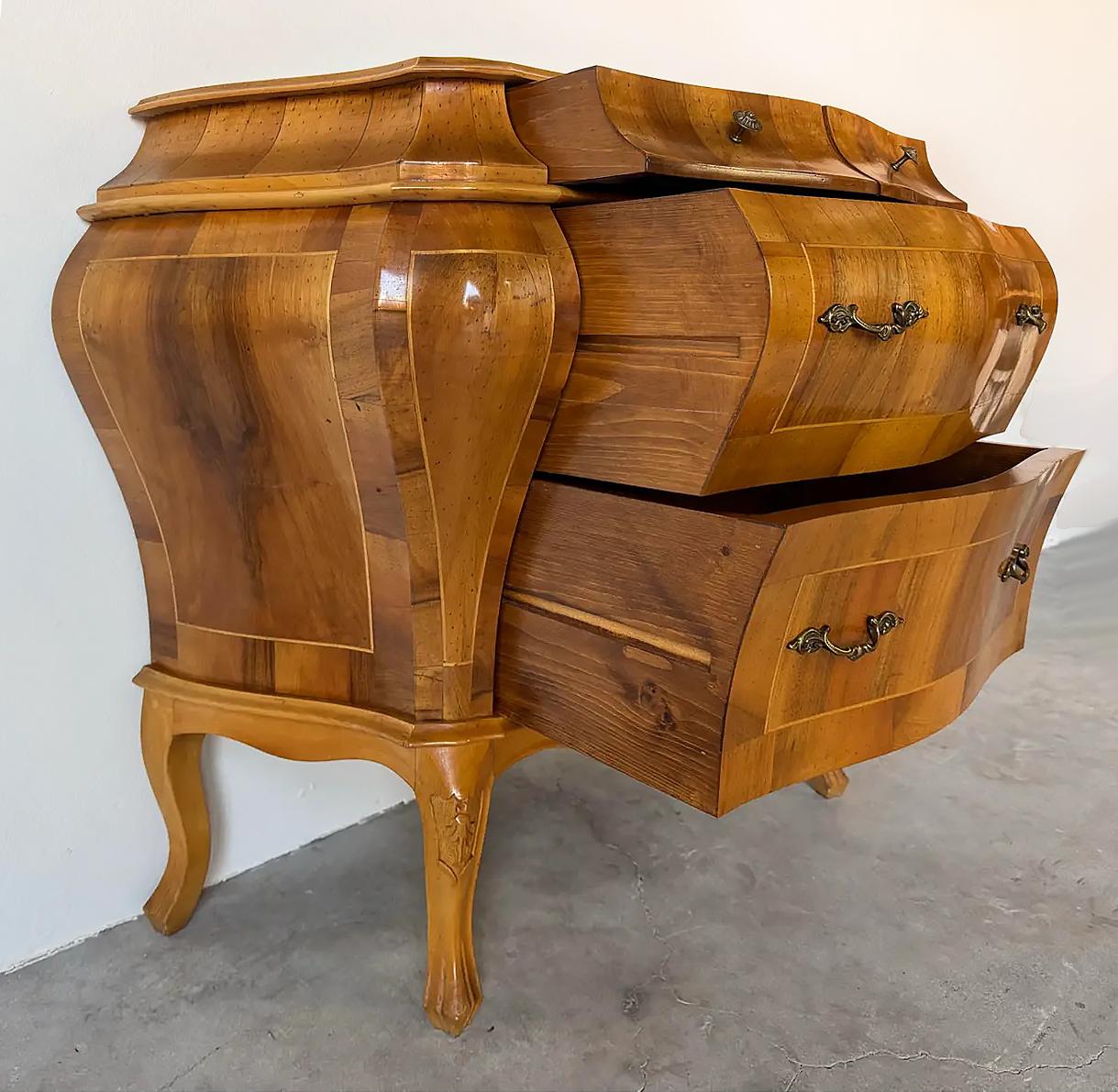 Cómoda de madera de olivo italiana del siglo XX en Bueno estado para la venta en Miami, FL