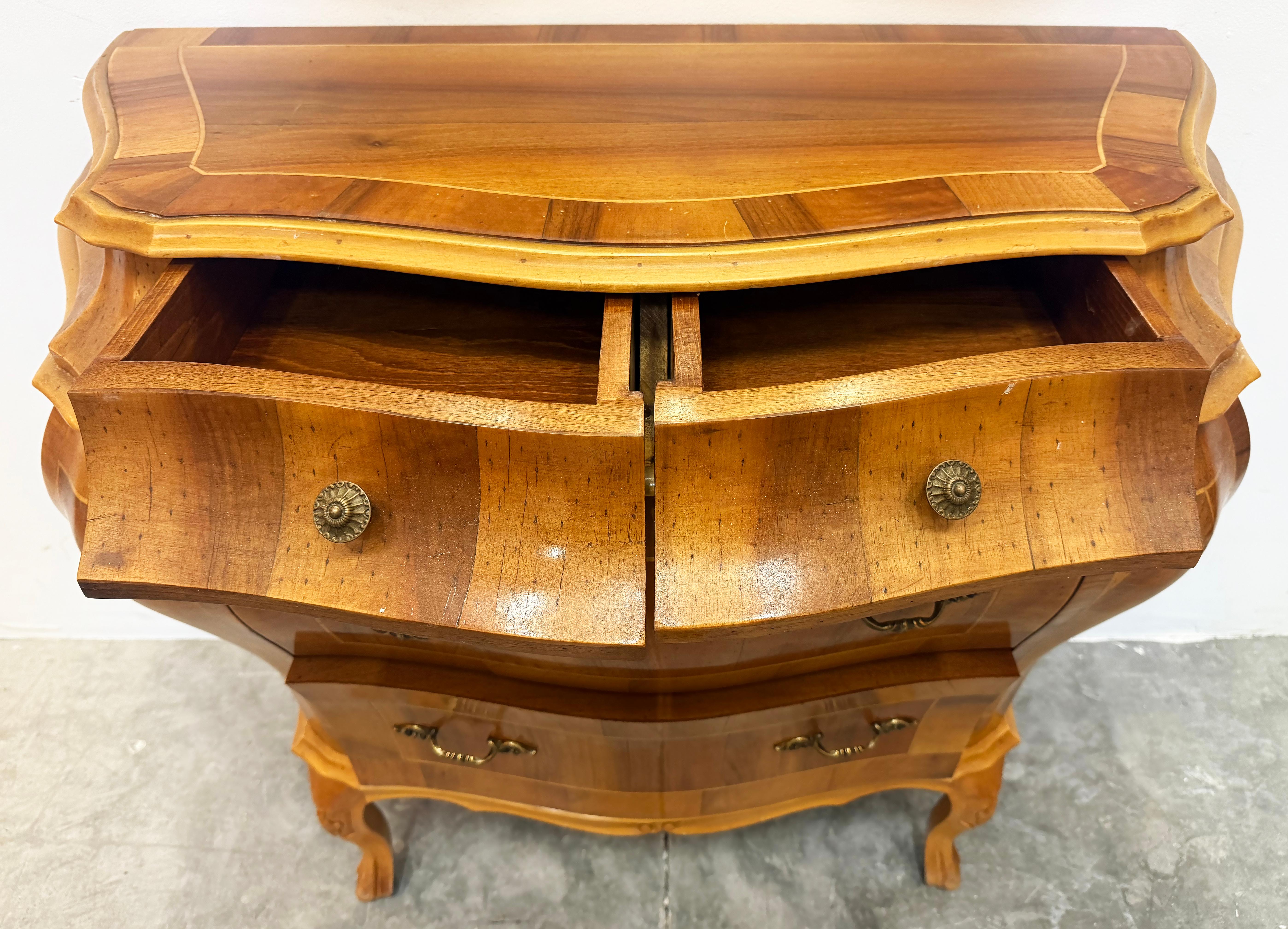 Cómoda de madera de olivo italiana del siglo XX Latón en venta