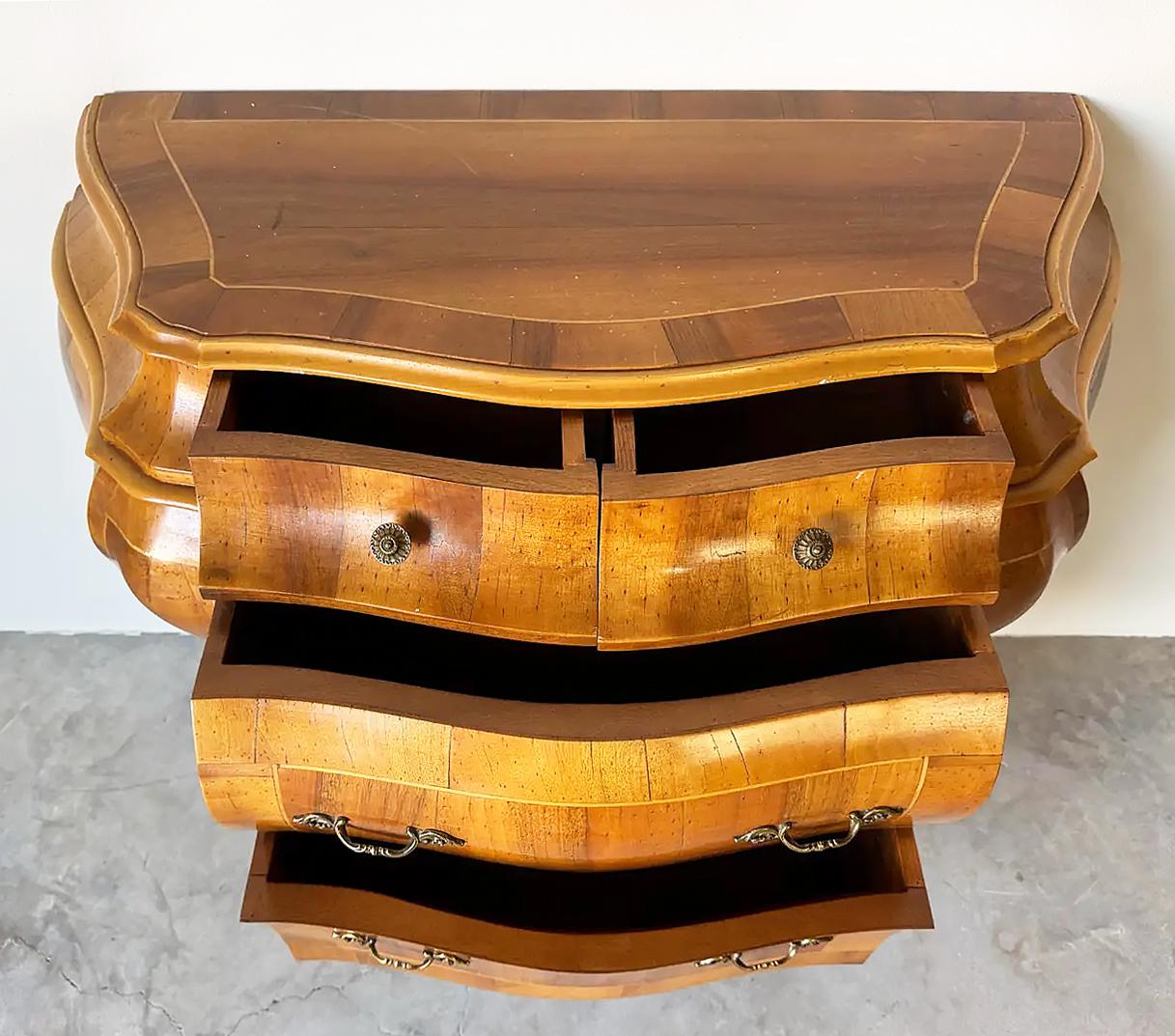 Cómoda de madera de olivo italiana del siglo XX en venta 1