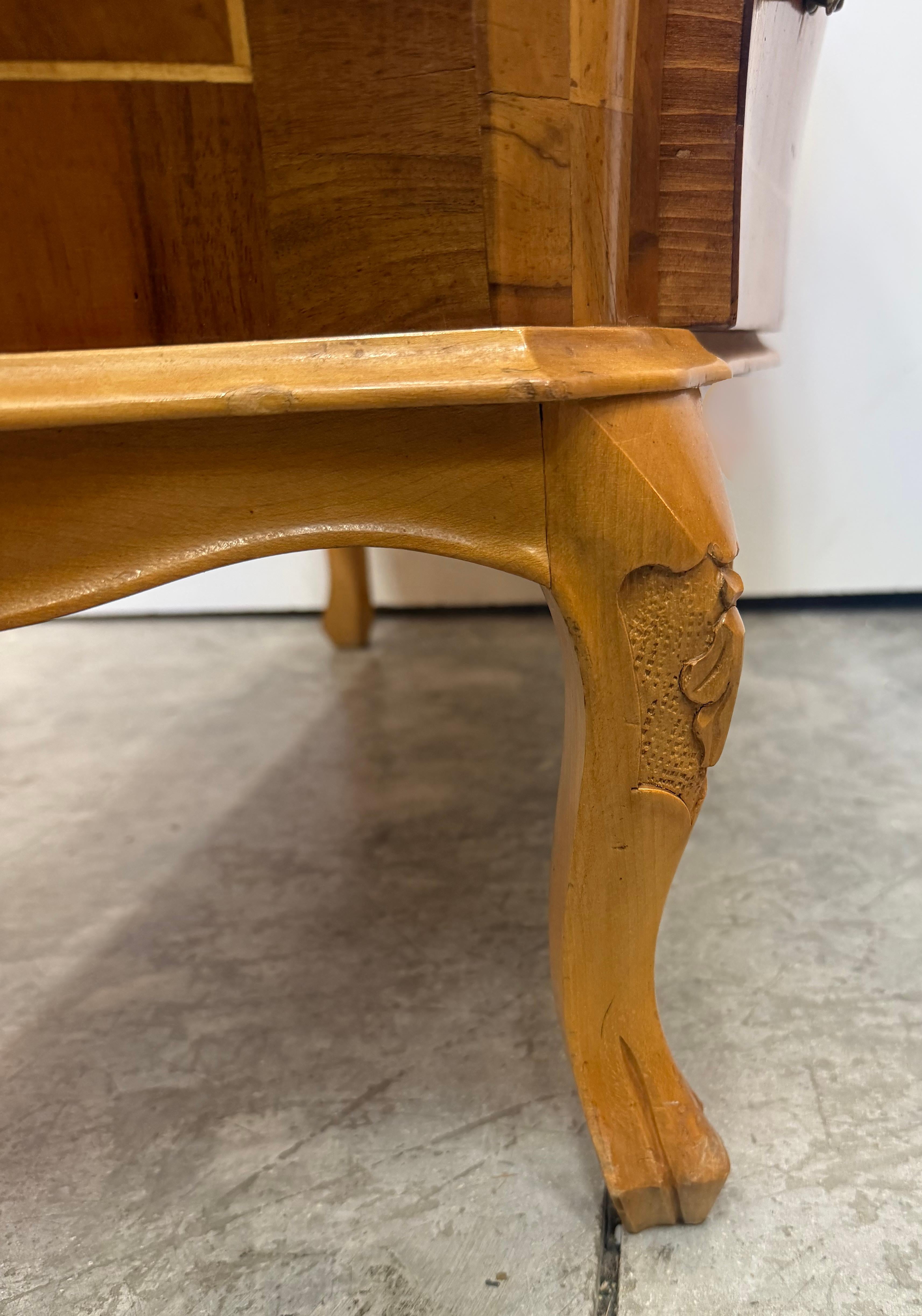 Cómoda de madera de olivo italiana del siglo XX en venta 2