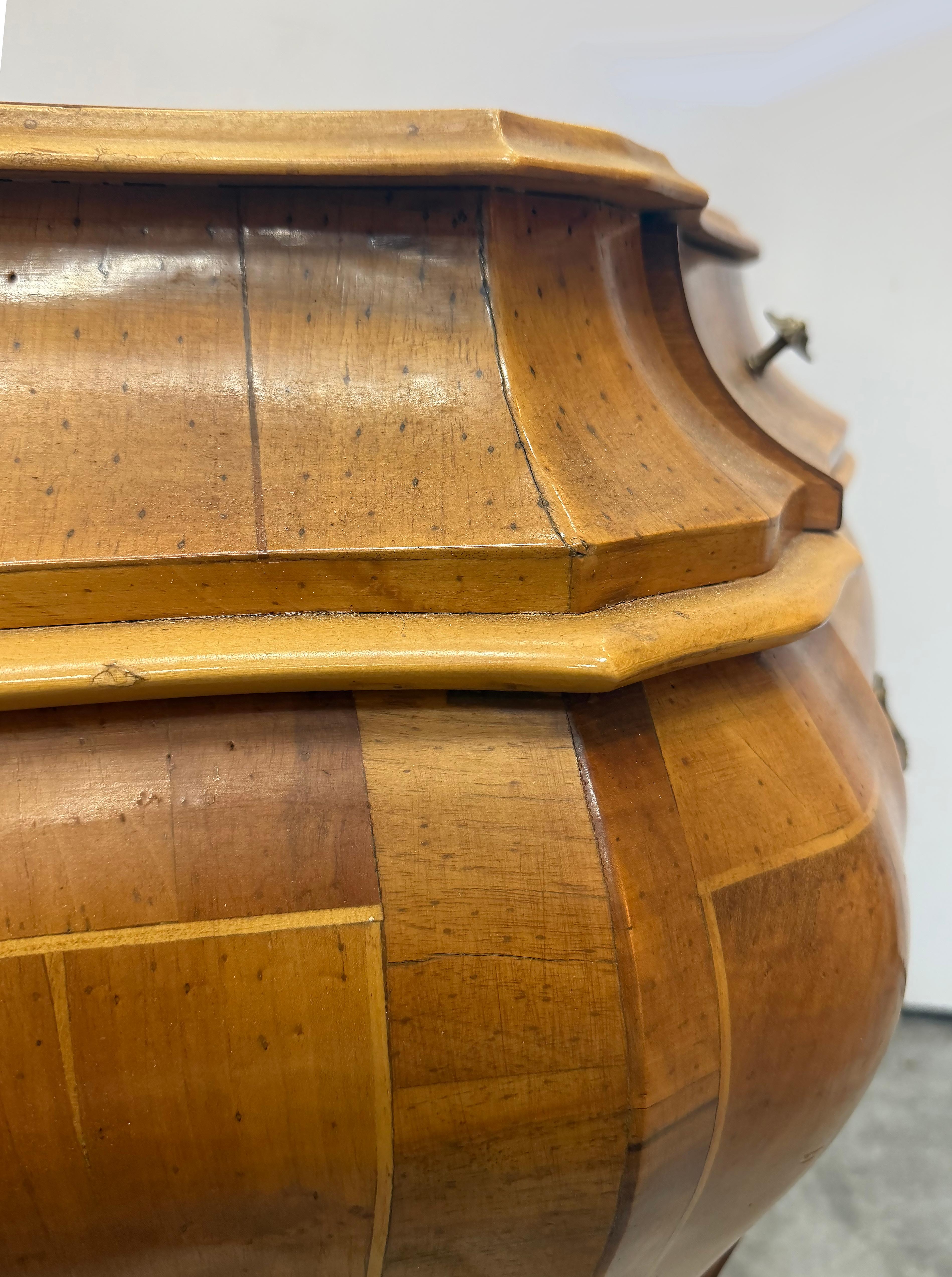 Cómoda de madera de olivo italiana del siglo XX en venta 3