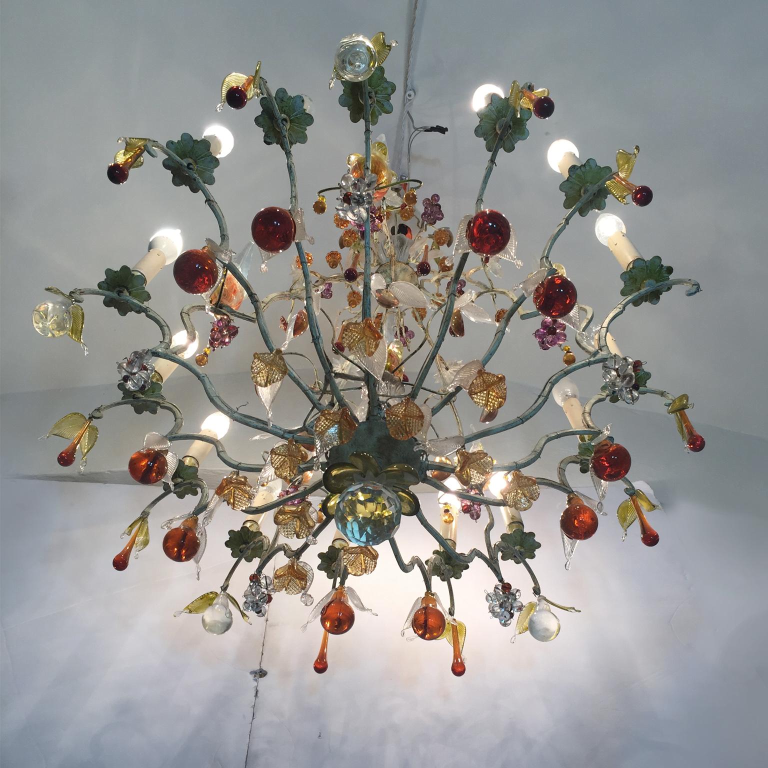 20th Century Italian Painted Bronze and Crystal Chandelier with Fruit Pendants (Geformt) im Angebot