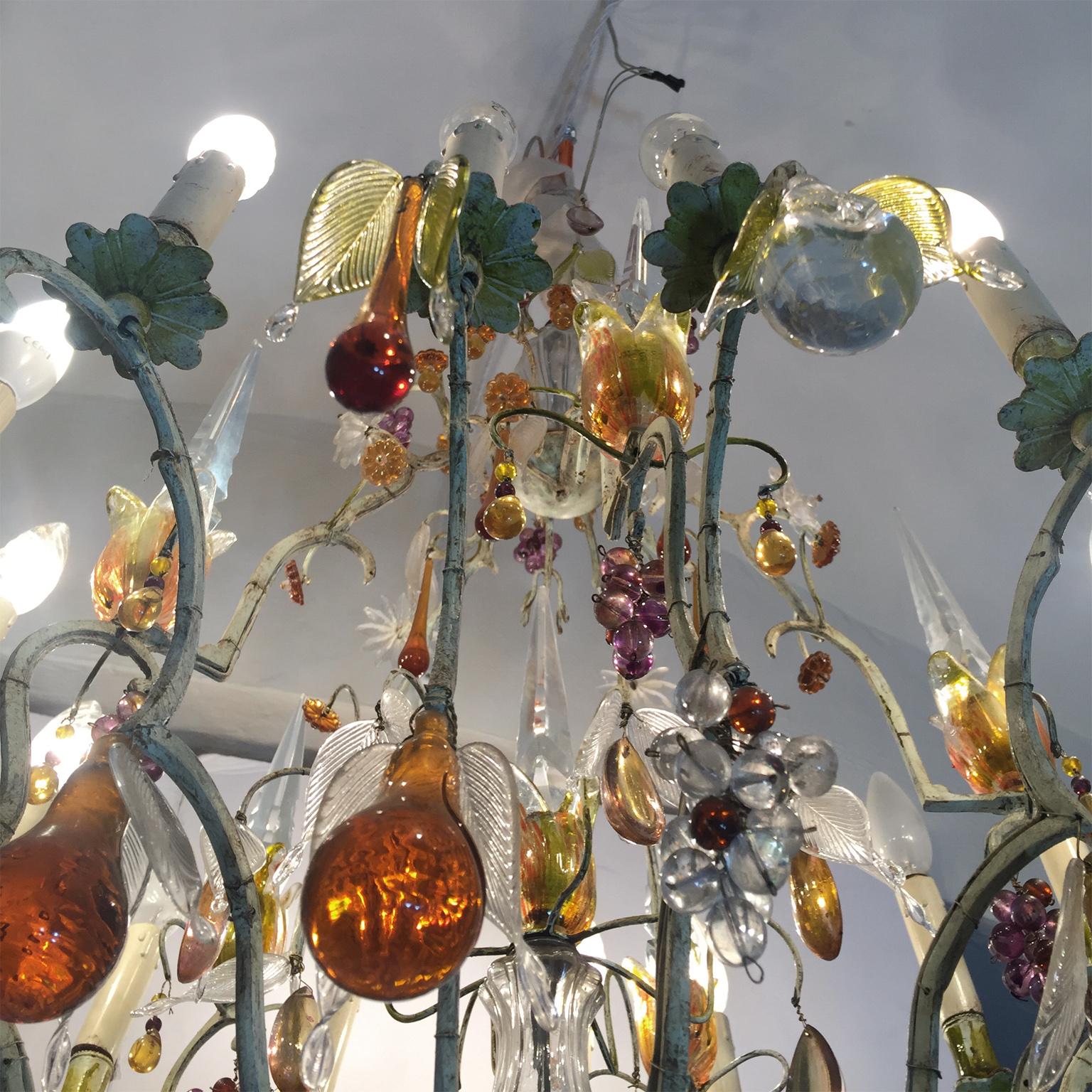20th Century Italian Painted Bronze and Crystal Chandelier with Fruit Pendants im Zustand „Gut“ im Angebot in Firenze, IT