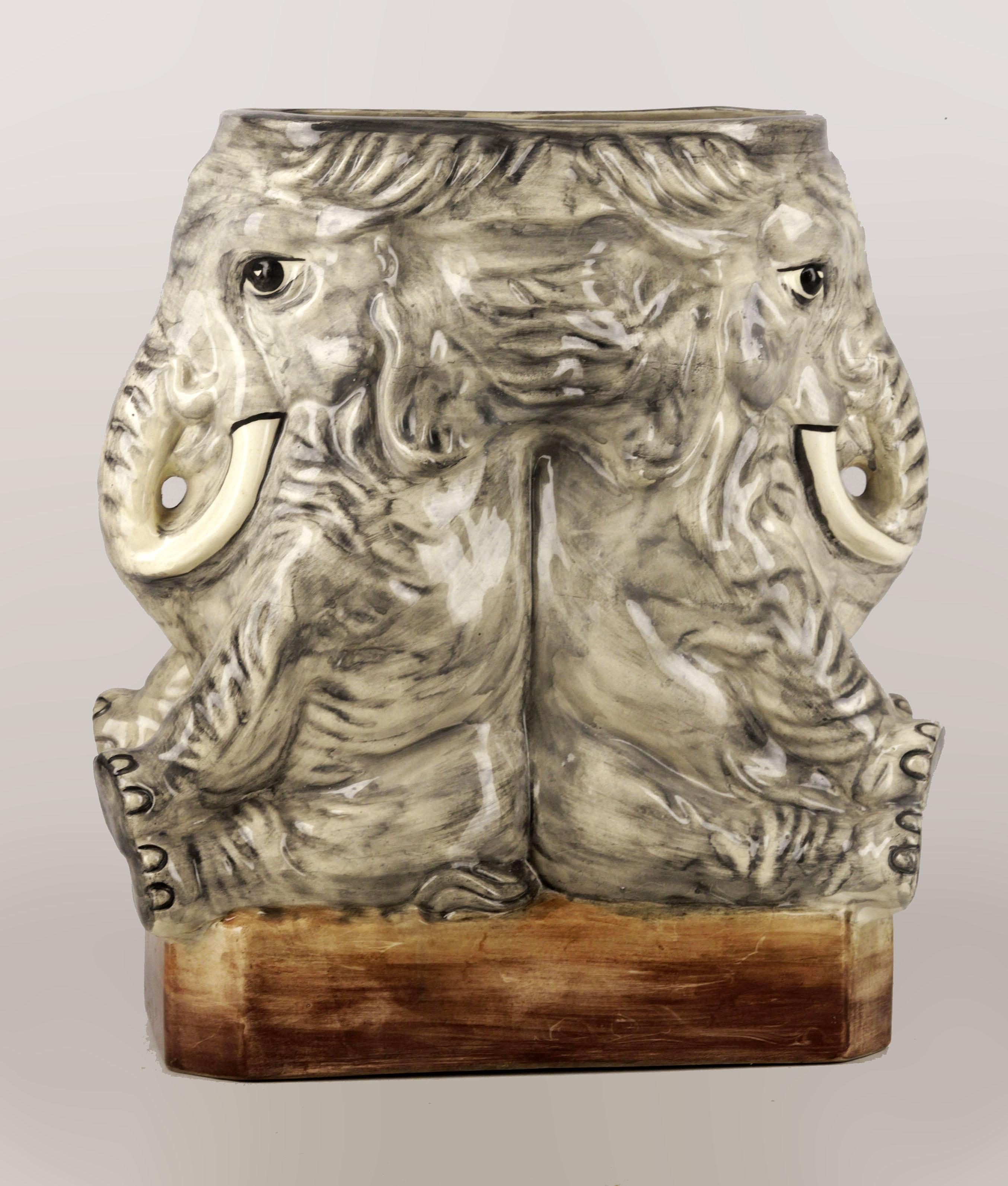 Peint 20e siècle - Céramique italienne peinte Elephants Stand Umbrella/Pot/Vase en vente
