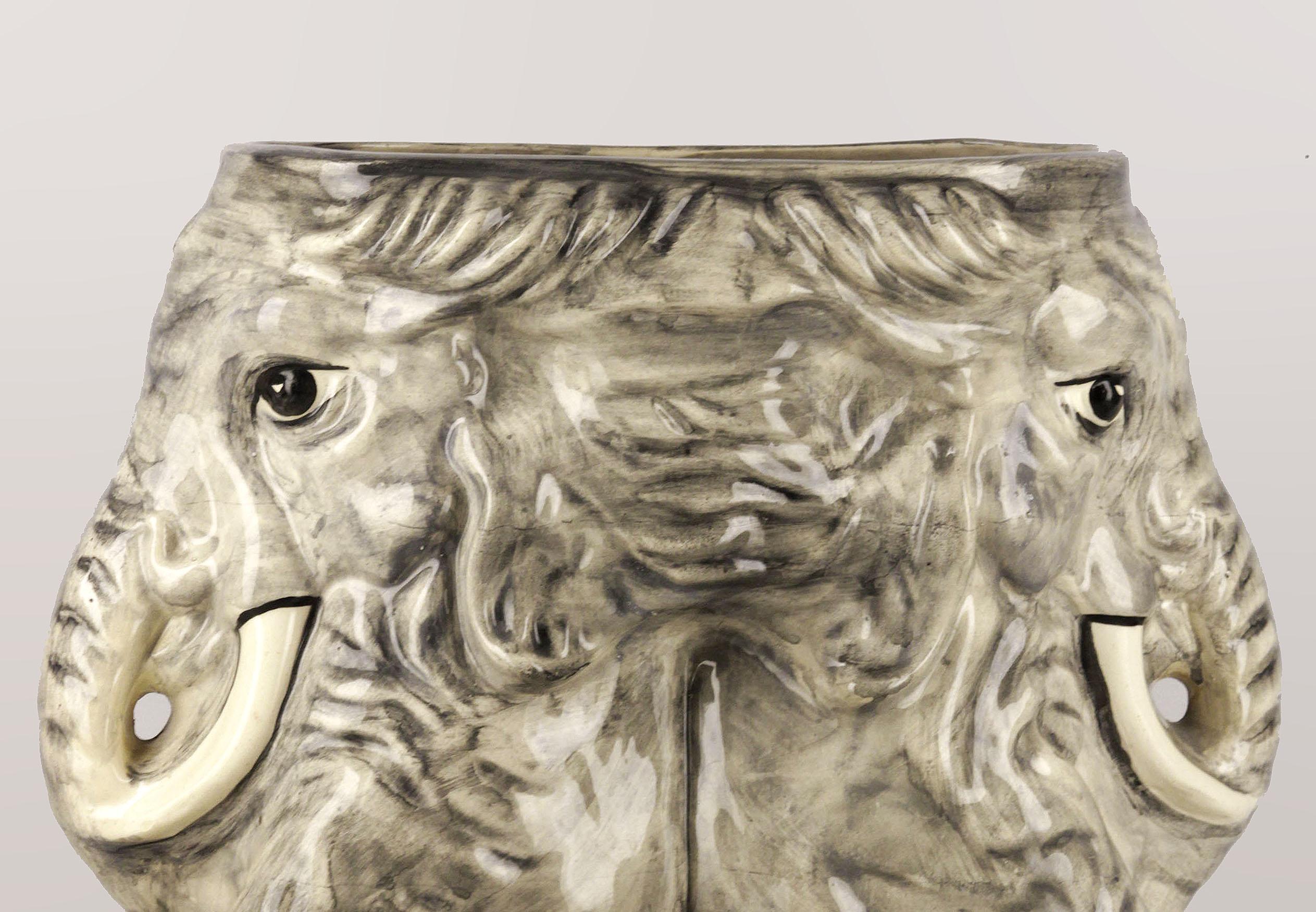 20e siècle - Céramique italienne peinte Elephants Stand Umbrella/Pot/Vase Bon état - En vente à North Miami, FL
