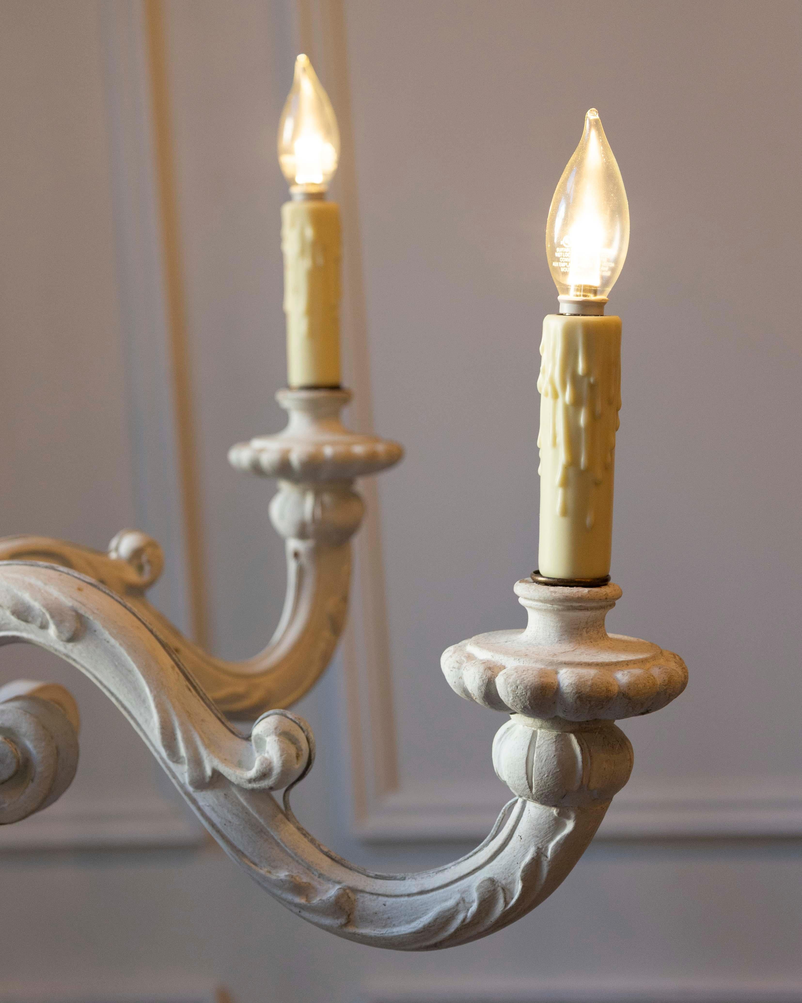 20ième siècle Lustre italien du 20e siècle en bois peint avec bras à volutes sculptées en vente