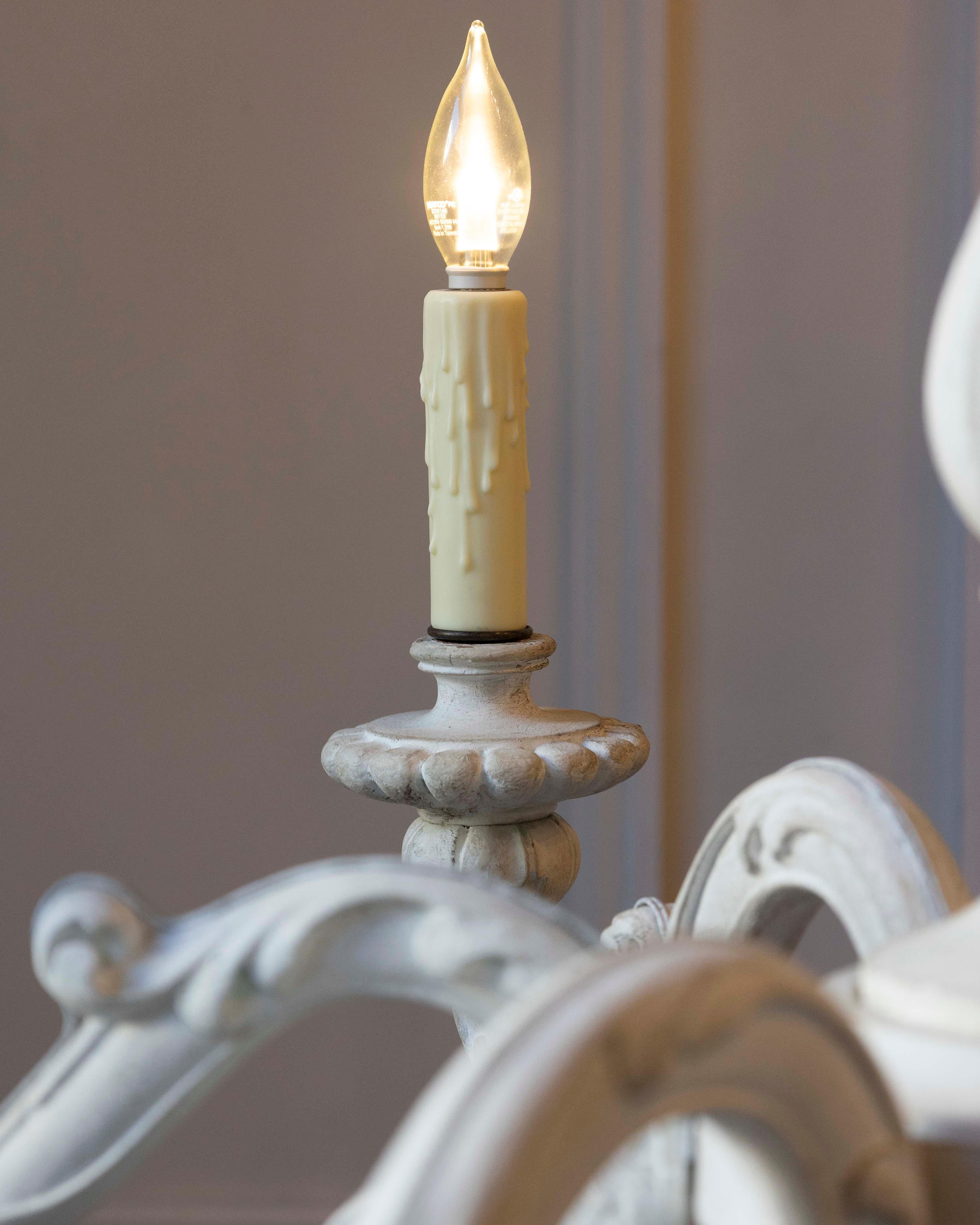 Lustre italien du 20e siècle en bois peint avec bras à volutes sculptées en vente 1