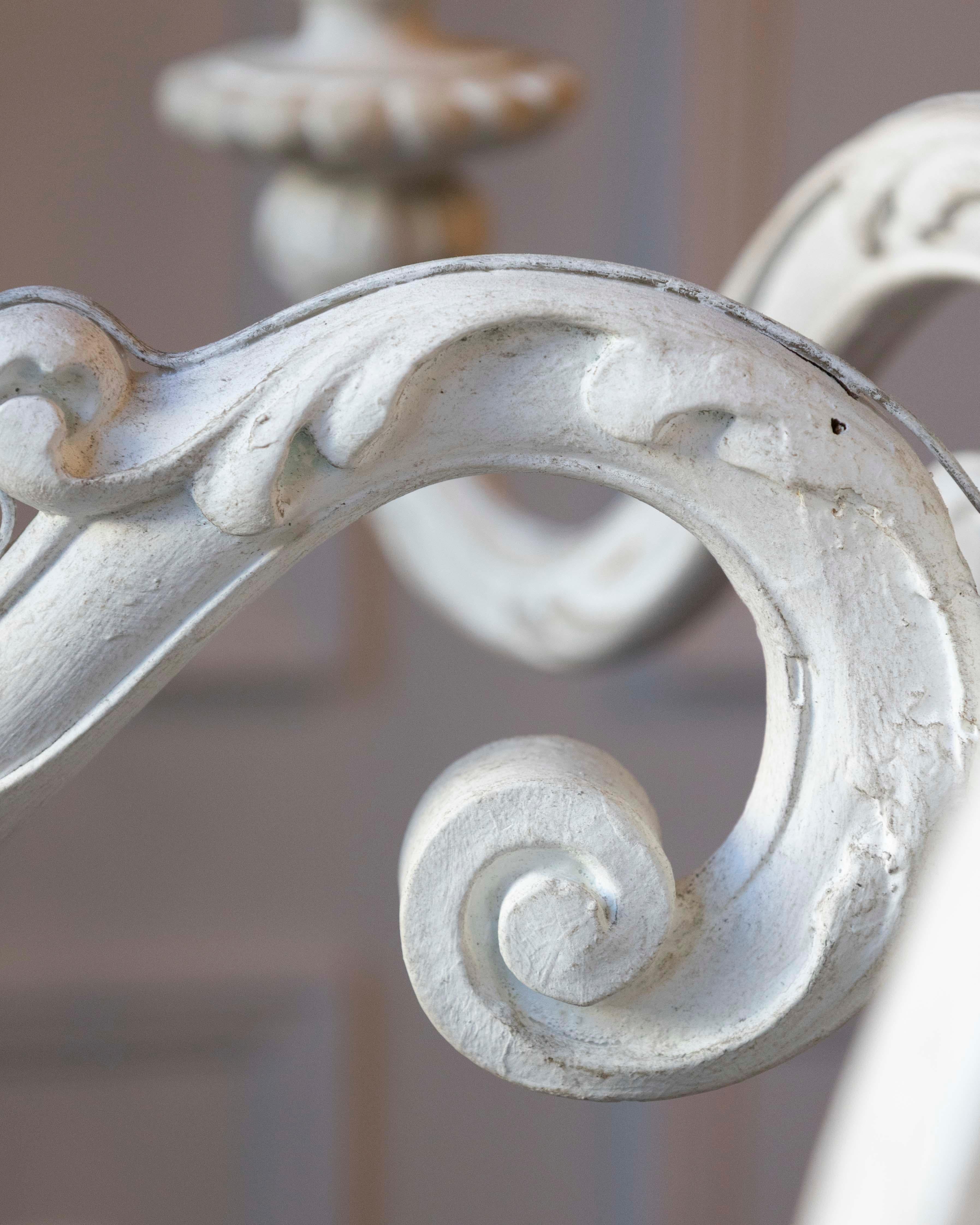 Lustre italien du 20e siècle en bois peint avec bras à volutes sculptées en vente 2