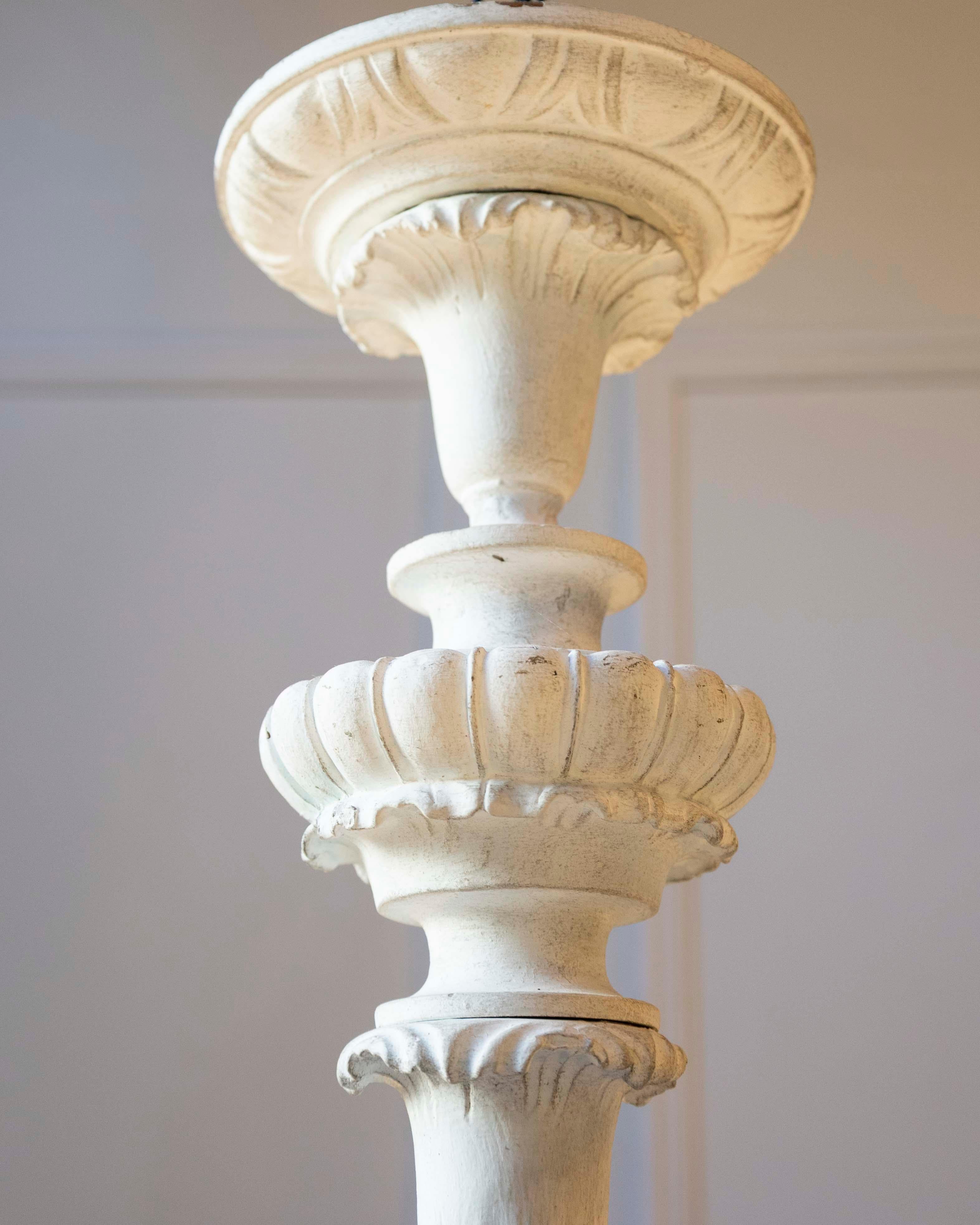 Lustre italien du 20e si�ècle en bois peint avec bras à volutes sculptées en vente 3