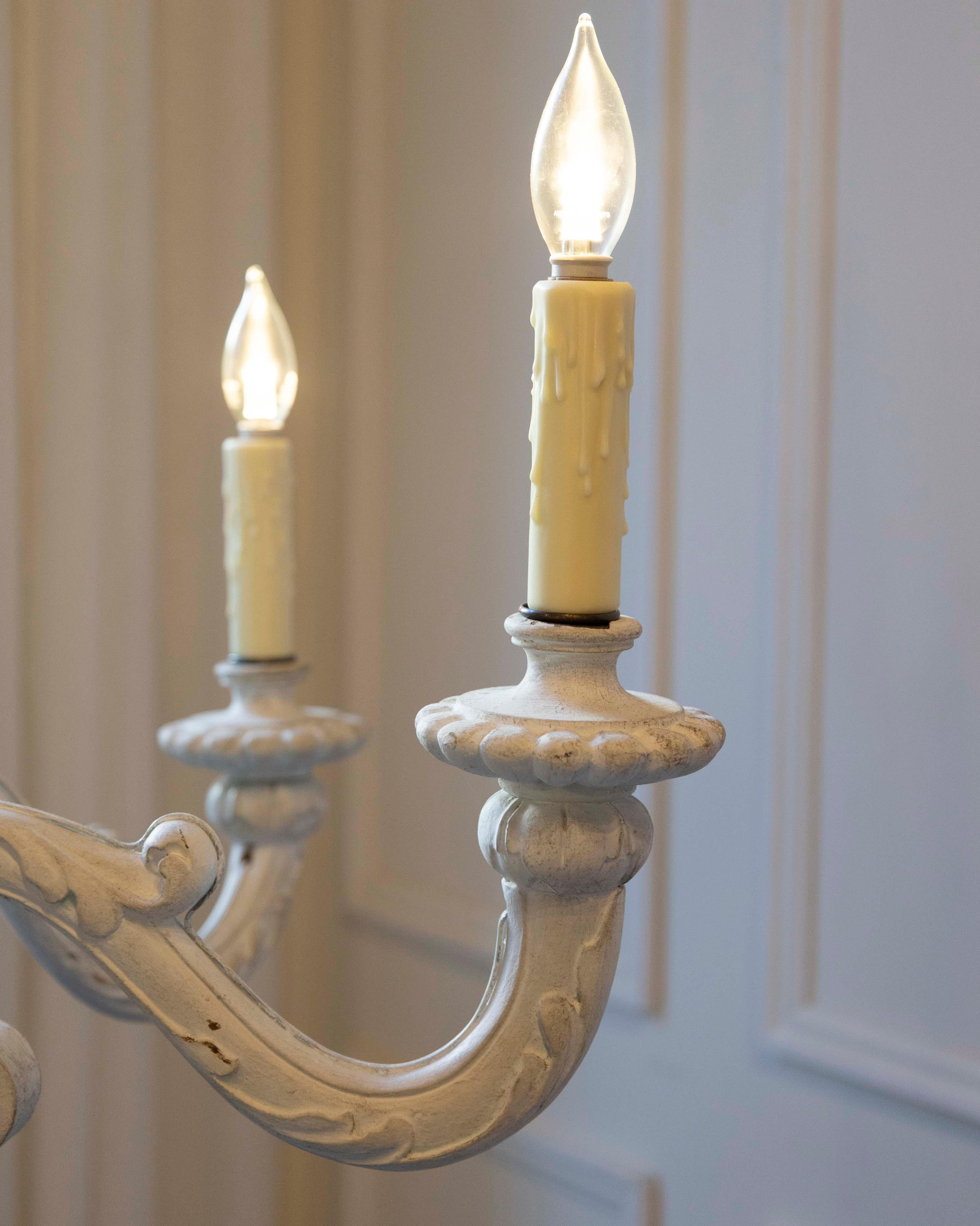 Lustre italien du 20e siècle en bois peint avec bras à volutes sculptées en vente 4
