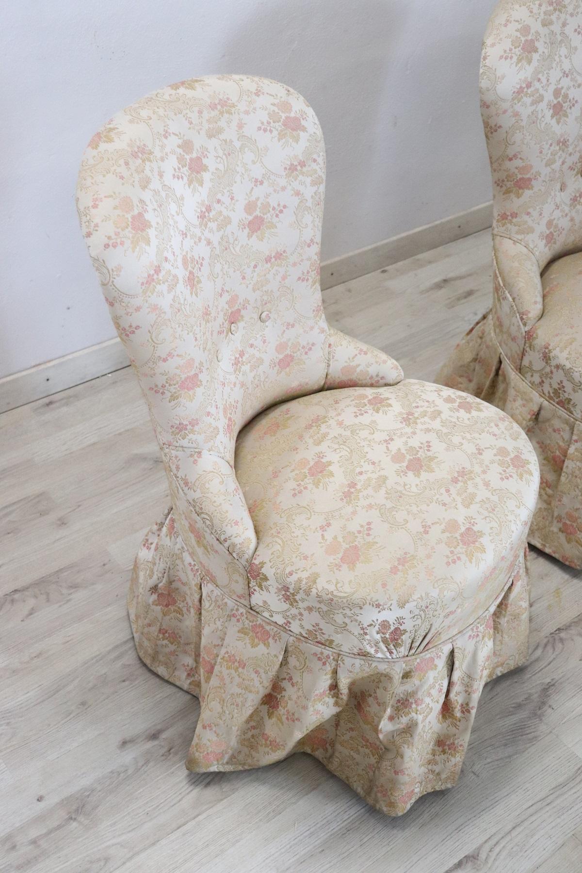 Pair of armchairs with a refined fabric decorated with delicate flowers. These loving armchairs have a comfortable seat.