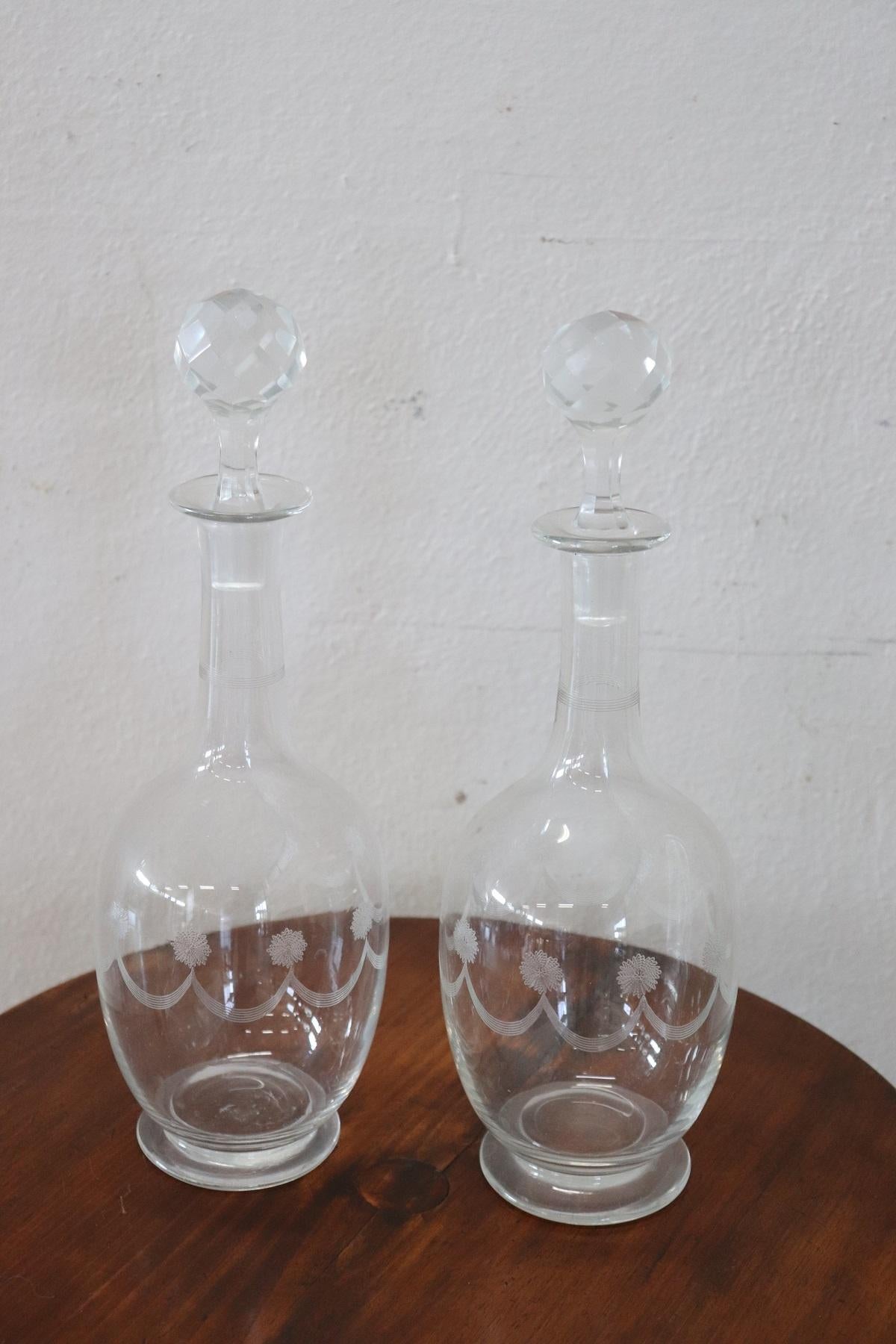 Bellissima bottiglia in vetro artistico con lavorazione raffinata, anni '40. Ideale per contenere liquori pregiati.