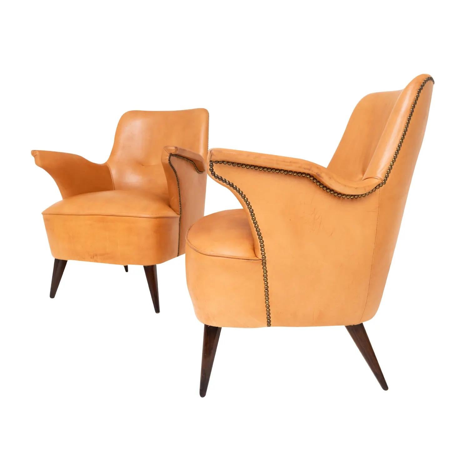Mid-Century moderno Coppia di sedie da club in ecopelle del XX secolo attribuite a Nino Zoncada in vendita