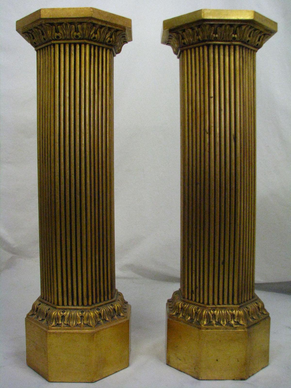 A very interesting pair of two identical, slightly more than a meter high pedestals made entirely of wood and gilded, in the form of octagonal columns with channeled stems, topped with pseudo heads of stylized acanthus leaves and tops.
An effective