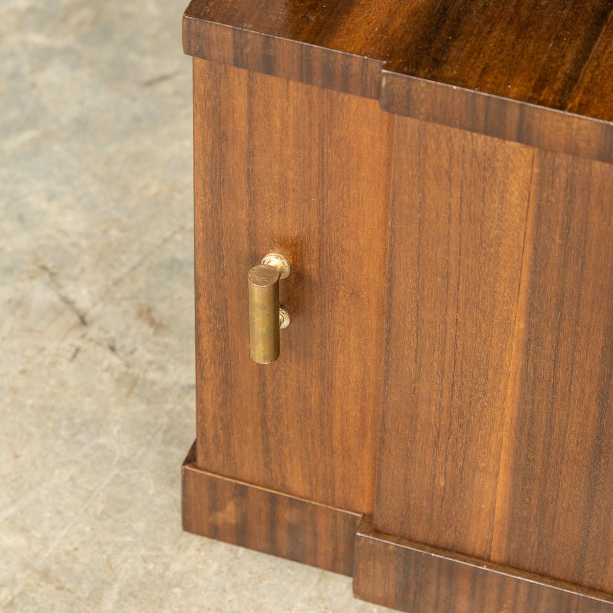 Coppia di comodini in legno e marmo del XX secolo, 1950 ca. in vendita 9