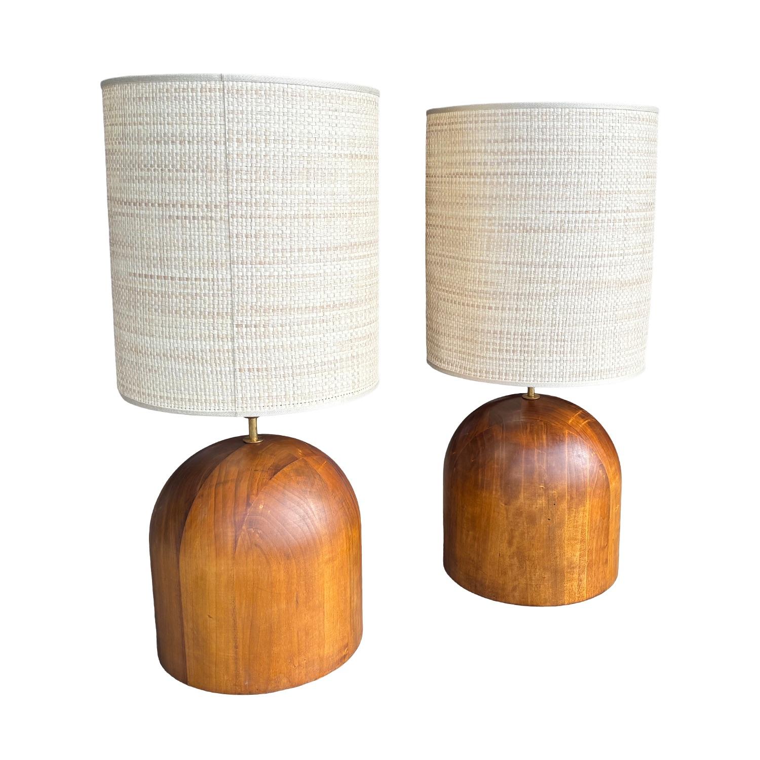 Une étonnante paire de lampes de table italiennes du milieu du siècle, fabriquées en noyer poli à la main, datant d'environ 1960-1970. Ces lampes sculpturales illustrent le modernisme organique raffiné du design italien d'après-guerre, où les